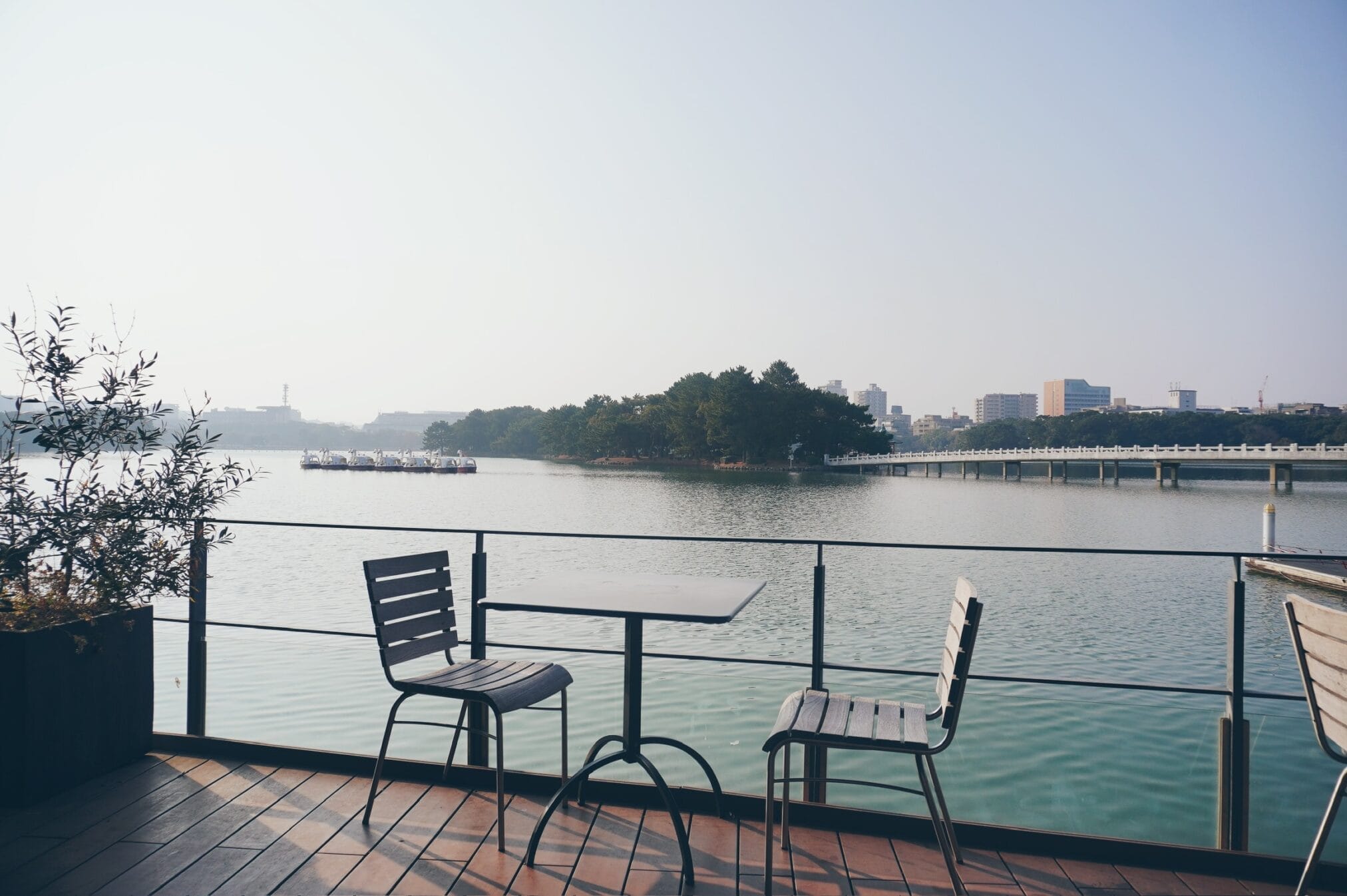 โต๊ะและเก้าอี้ริมทะเลสาบที่ฟุกุโอกะ เป็นส่วนหนึ่งของการขับรถเที่ยวภูมิภาคคิวชู