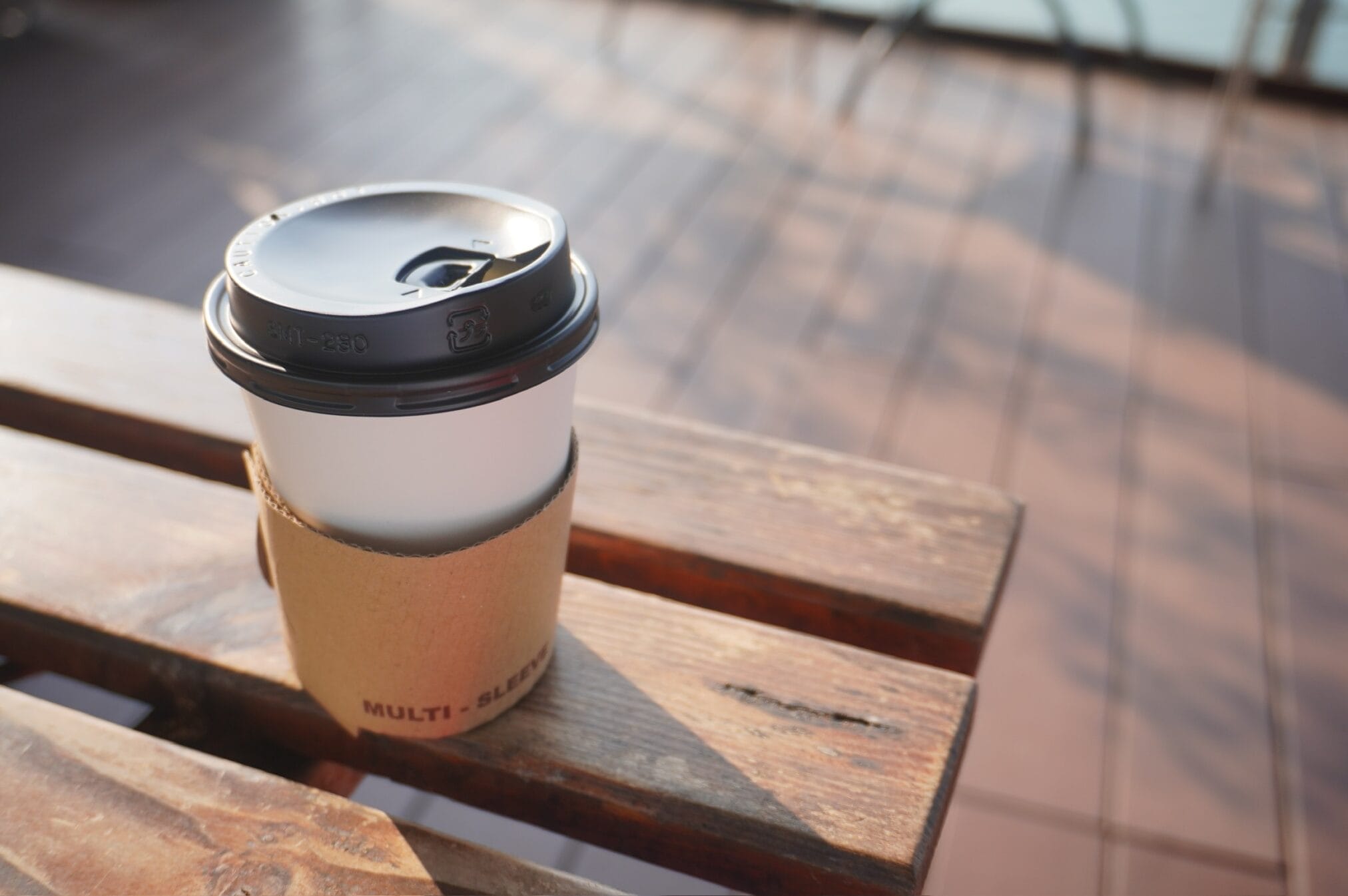 กาแฟร้อนบนม้านั่งไม้ ขับรถเที่ยวคิวชู