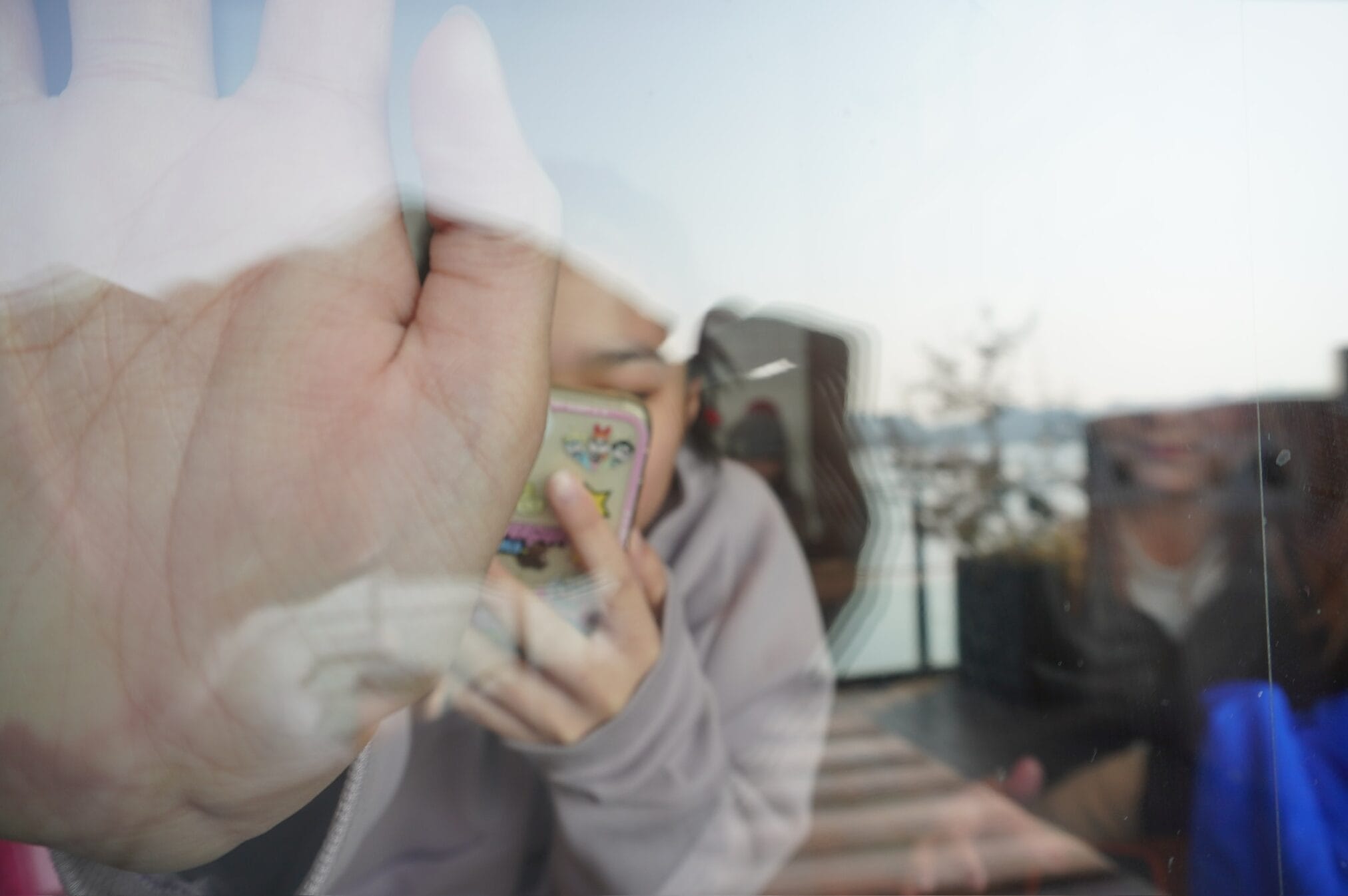 ผู้หญิงถ่ายรูปด้วยมือแตะกระจก Road Trip คิวชู