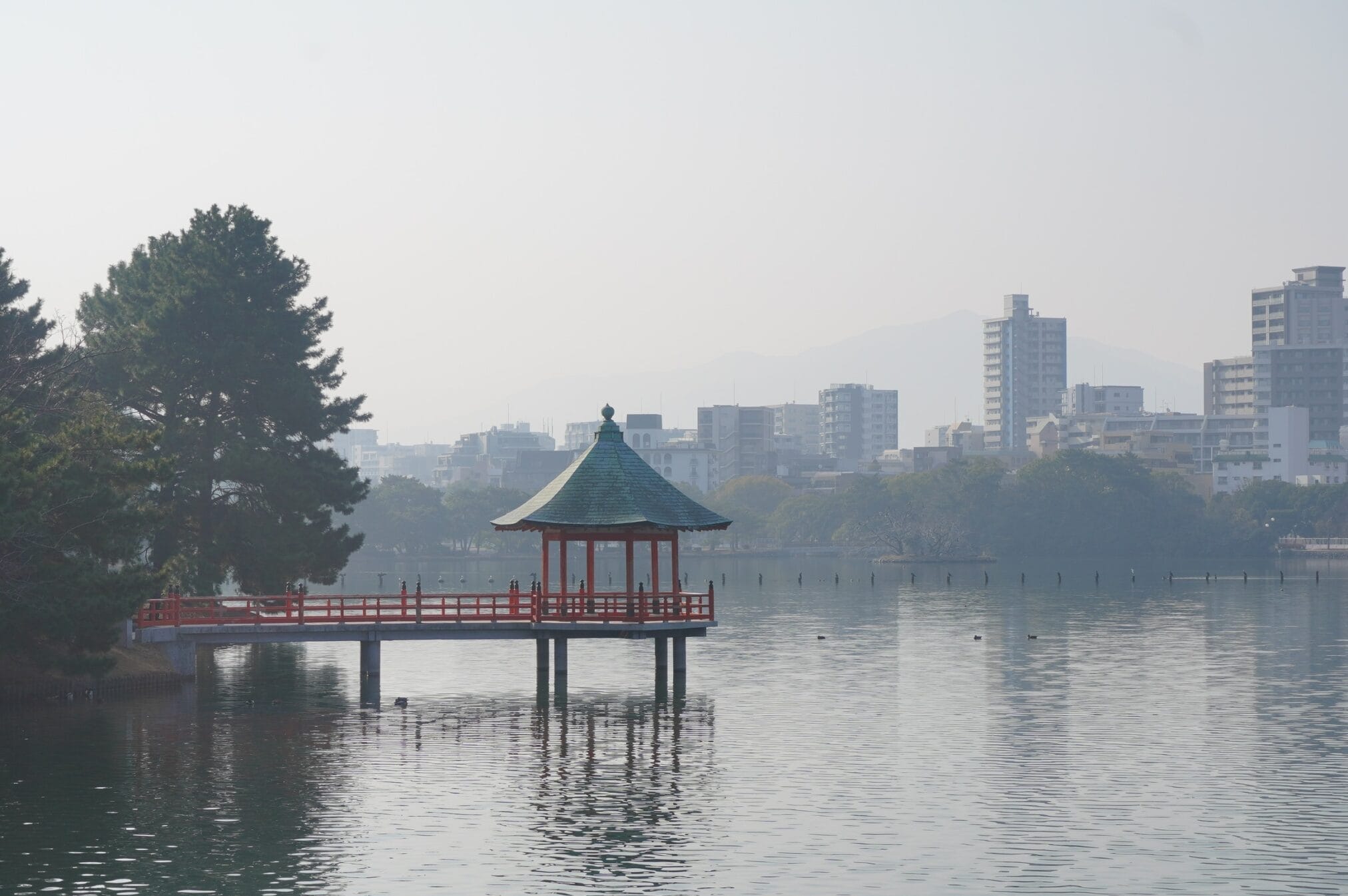 ศาลากลางน้ำในสวนโอโฮริ เมืองฟุกุโอกะ