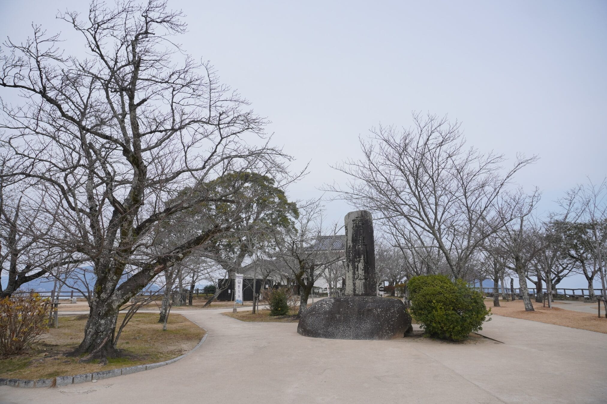 อนุสาวรีย์หินในสวนสาธารณะที่ฟุกุโอกะระหว่างทริปขับรถเที่ยวคิวชู