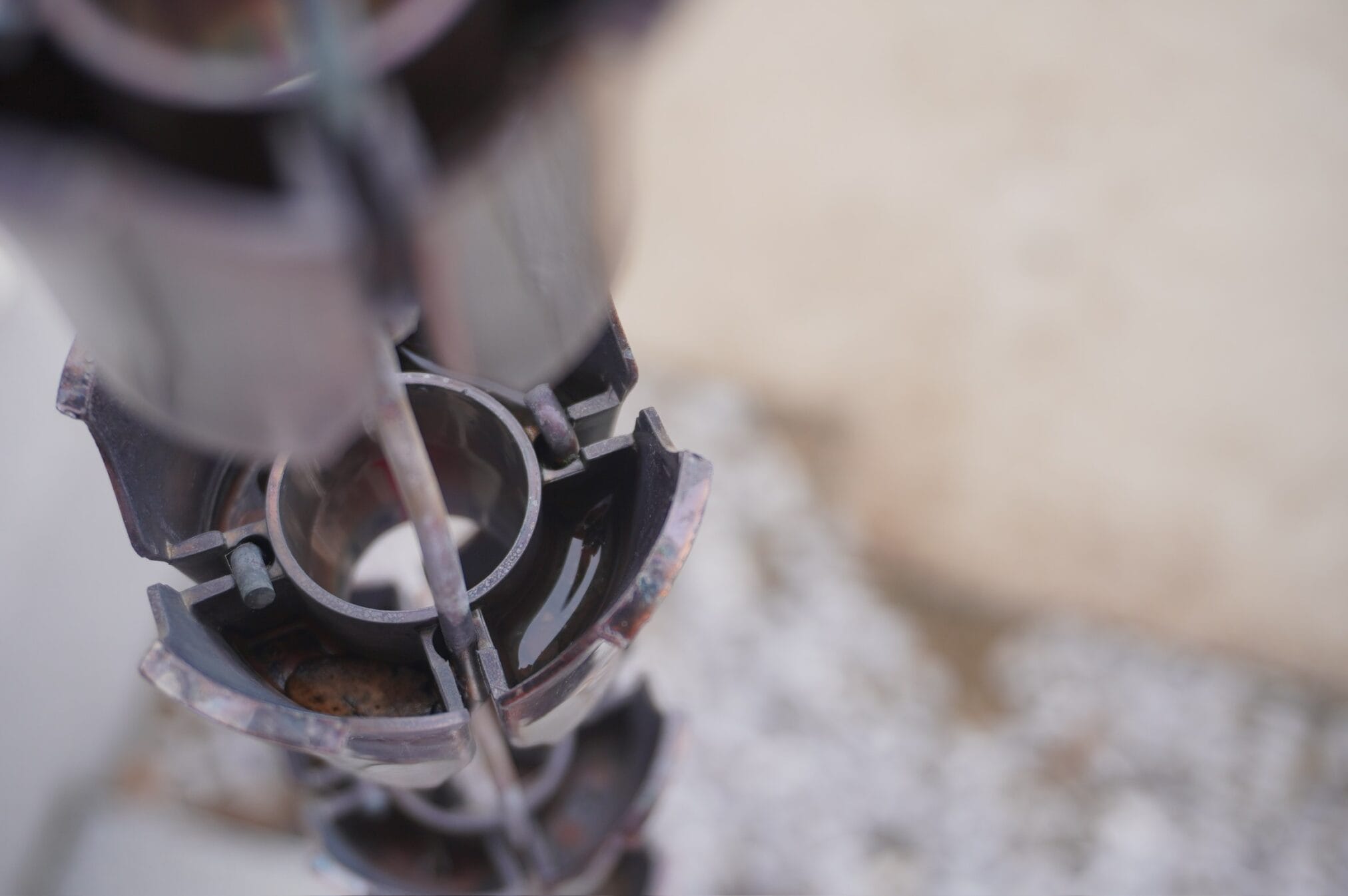 รางน้ำฝนโลหะพร้อมน้ำในภูมิภาคคิวชู อาจใช้ใน Road Trip 10 วัน