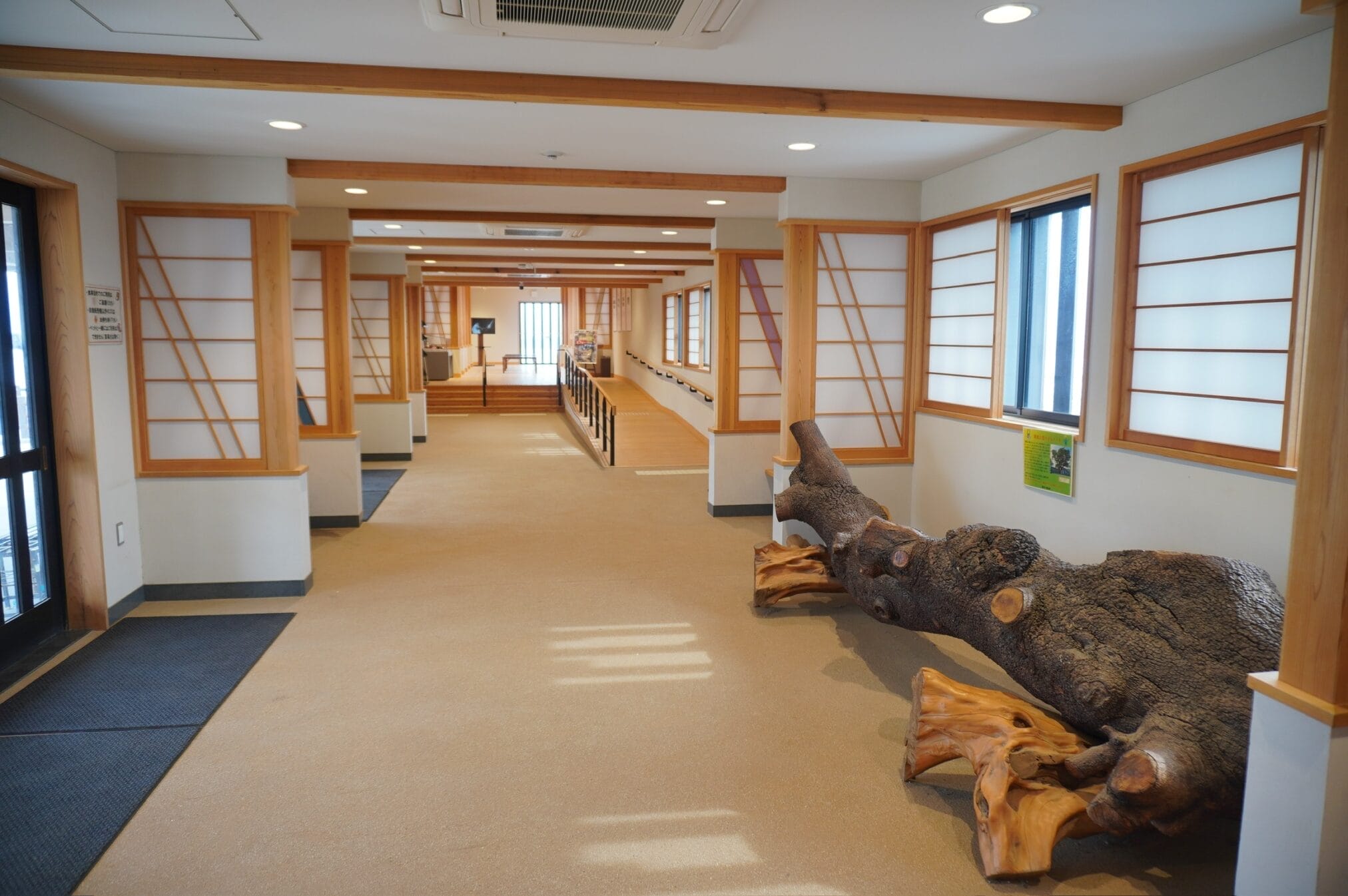 ภายในอาคารสไตล์ญี่ปุ่น โชว์ท่อนไม้ขนาดใหญ่ ขับรถเที่ยวคิวชู