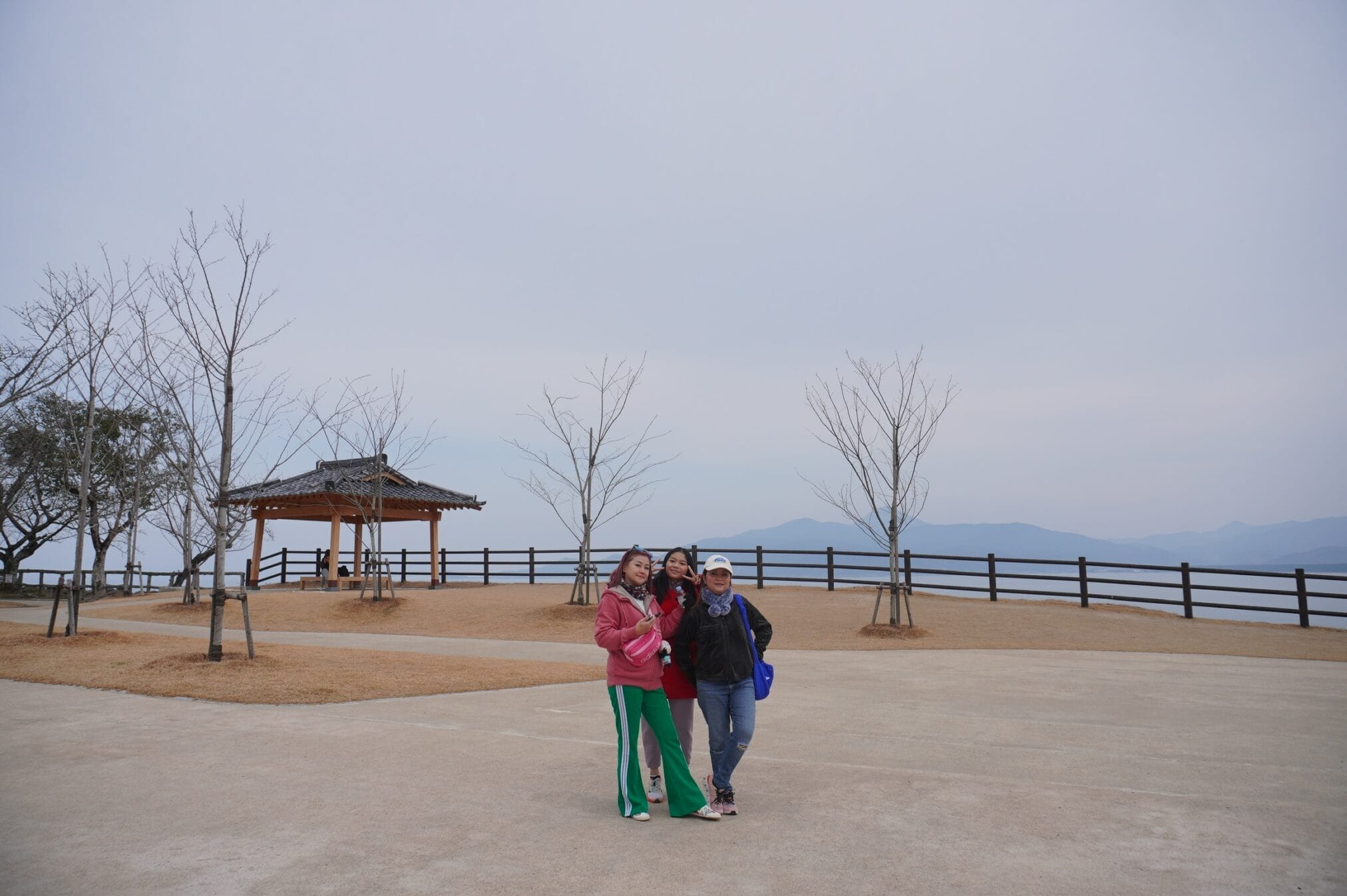 ผู้หญิงสามคนถ่ายรูปที่จุดชมวิวในภูมิภาคคิวชู