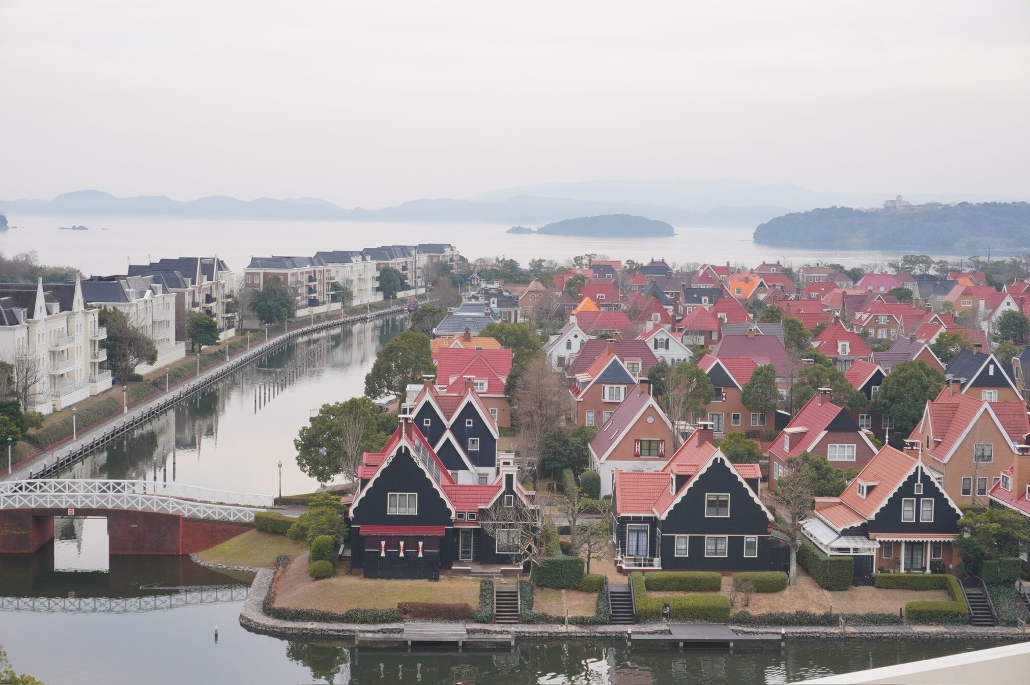 เมืองฮุสตันเทนบอส, นางาซากิ บ้านหลากสีริมน้ำในภูมิภาคคิวชู