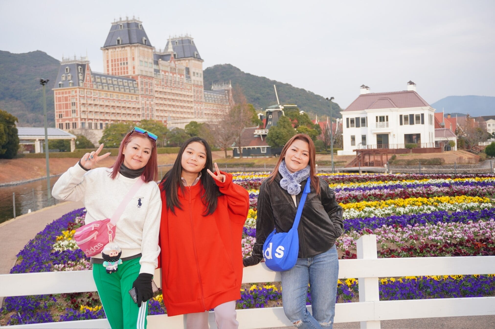 สามสาวโพสท่าถ่ายรูปที่ Huis Ten Bosch, นางาซากิ ในทริปขับรถเที่ยวคิวชู