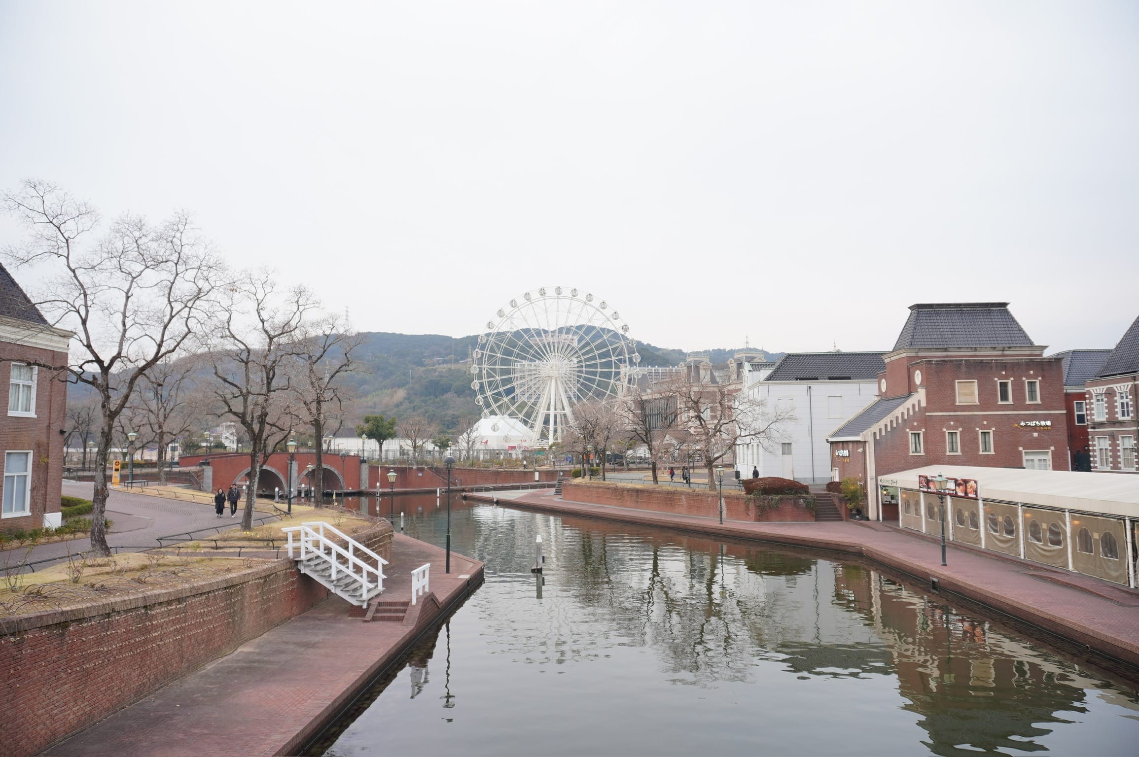 วิวเมืองฟุกุโอกะ มีชิงช้าสวรรค์ขนาดใหญ่ แม่น้ำ และอาคารสไตล์ยุโรป