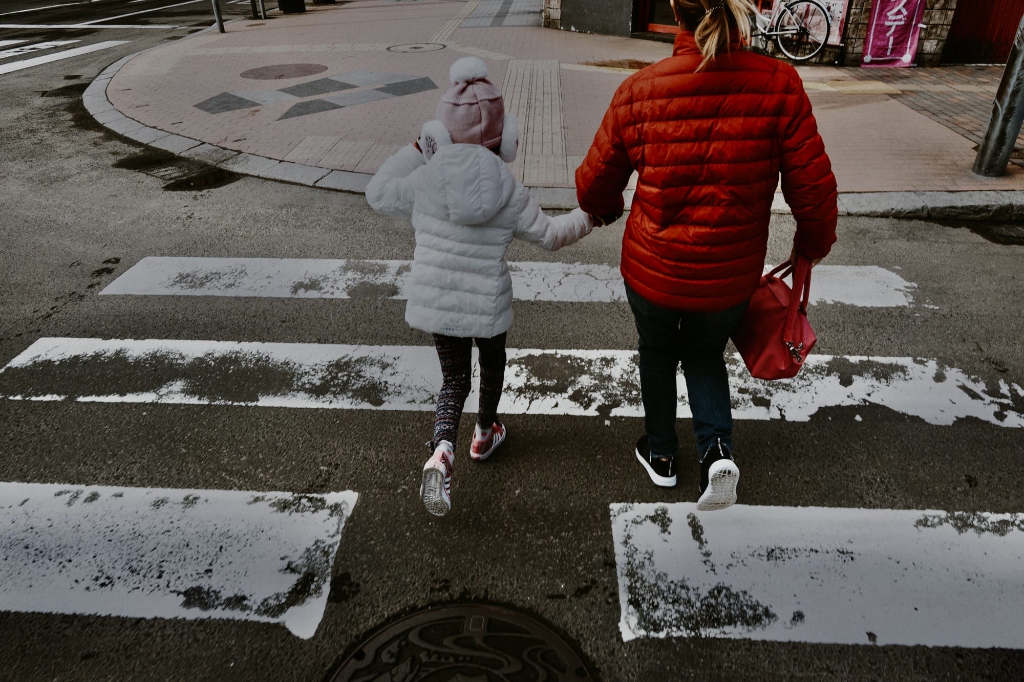 แม่ลูกจูงมือข้ามทางม้าลายในฮอกไกโด ระหว่างทริปขับรถ 14 วัน