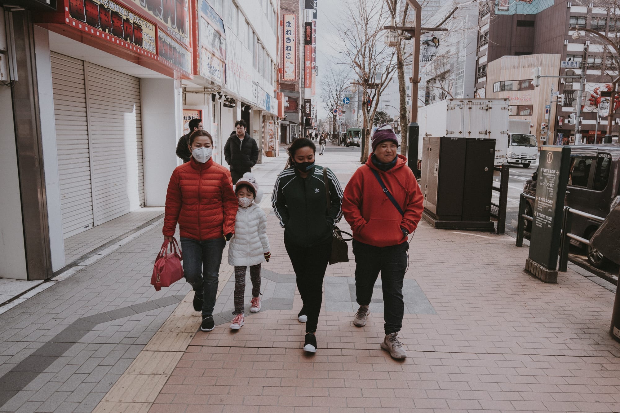 ครอบครัวสวมหน้ากากเดินบนถนนในญี่ปุ่น ทริปขับรถจากฮอกไกโดถึงโตเกียว