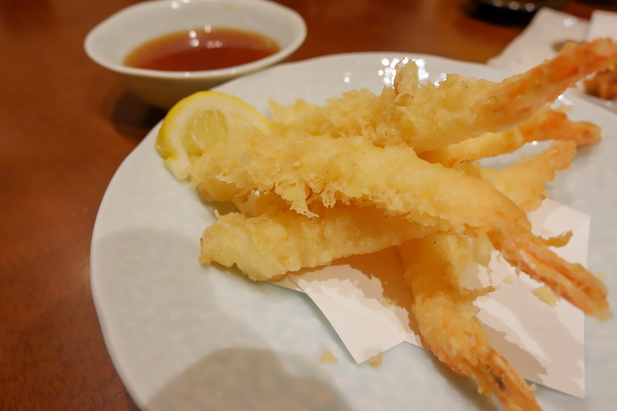 กุ้งเทมปุระบนจานพร้อมน้ำจิ้ม, ทริปขับรถจากฮอกไกโดถึงโตเกียว