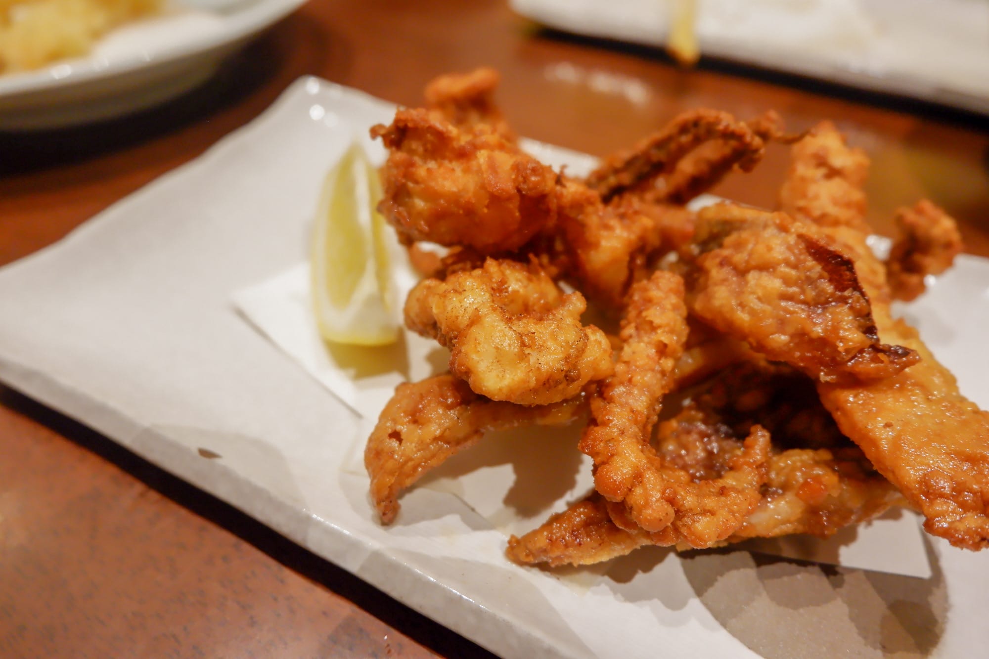 ไก่ทอดคาราอาเกะบนจานสีขาว พร้อมมะนาว ในทริปขับรถจากฮอกไกโดถึงโตเกียว