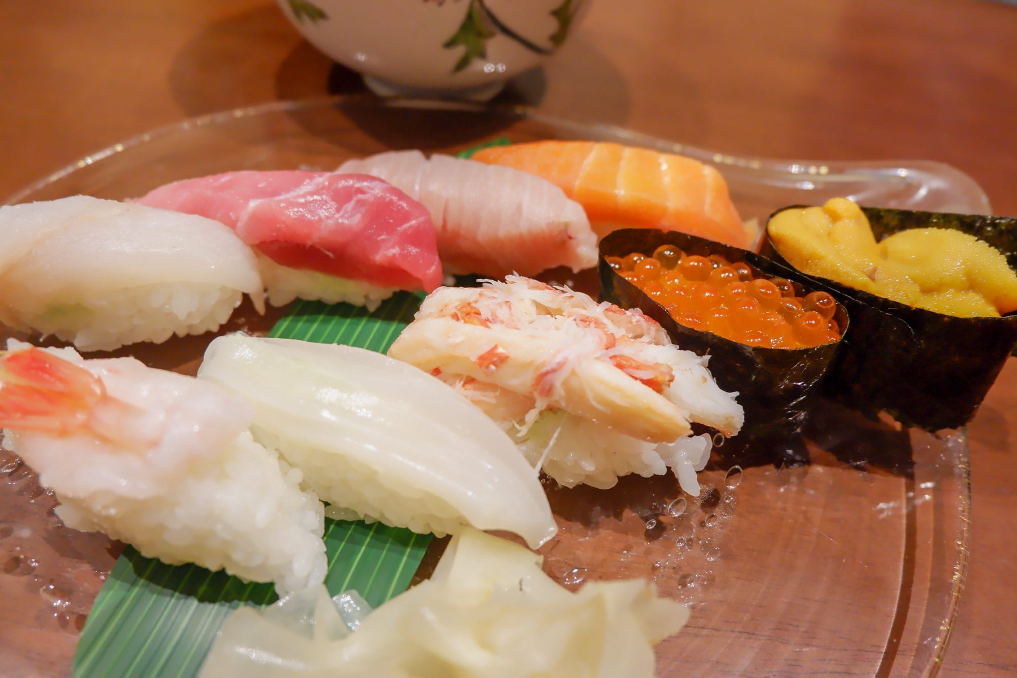 ซูชิรวมหลากหลายหน้าบนจานใส ทริปขับรถจากฮอกไกโดถึงโตเกียว