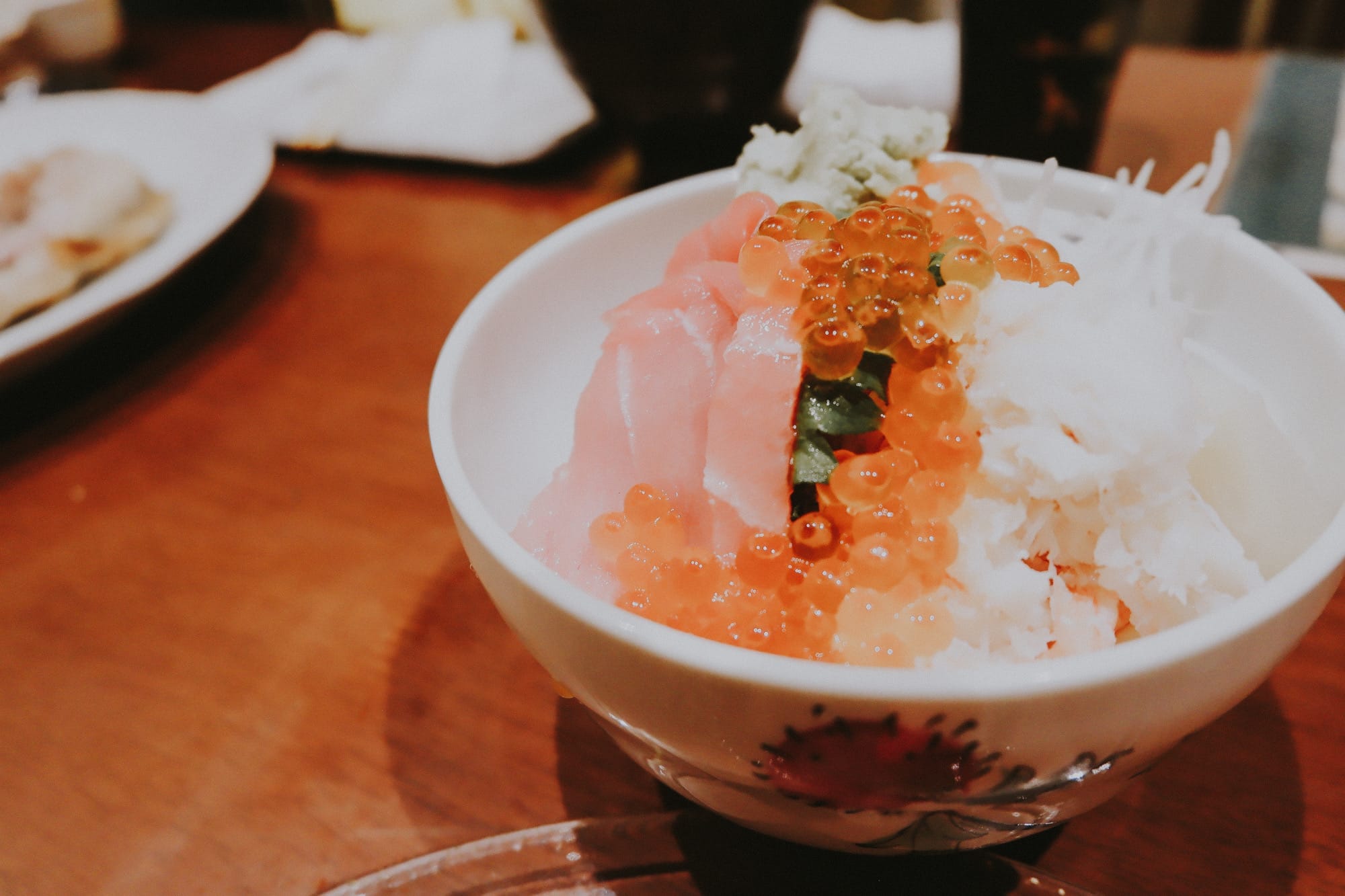 ข้าวหน้าปลาทะเลสด, ไข่ปลาแซลมอน, และวาซาบิในชาม