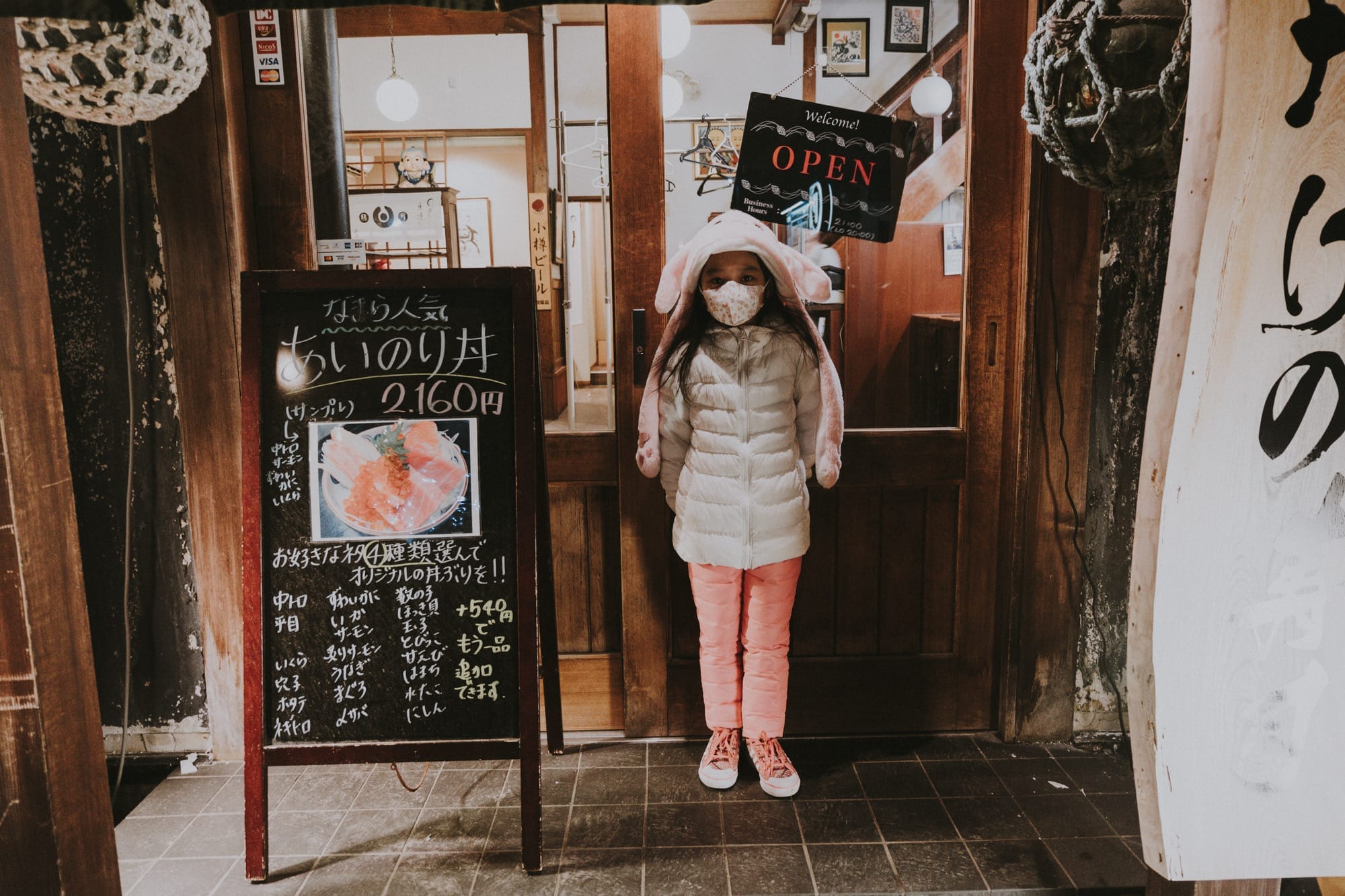 เด็กหญิงสวมชุดกระต่ายหน้าป้ายร้านอาหารญี่ปุ่น "ทริปขับรถจากฮอกไกโดถึงโตเกียว 14 วัน