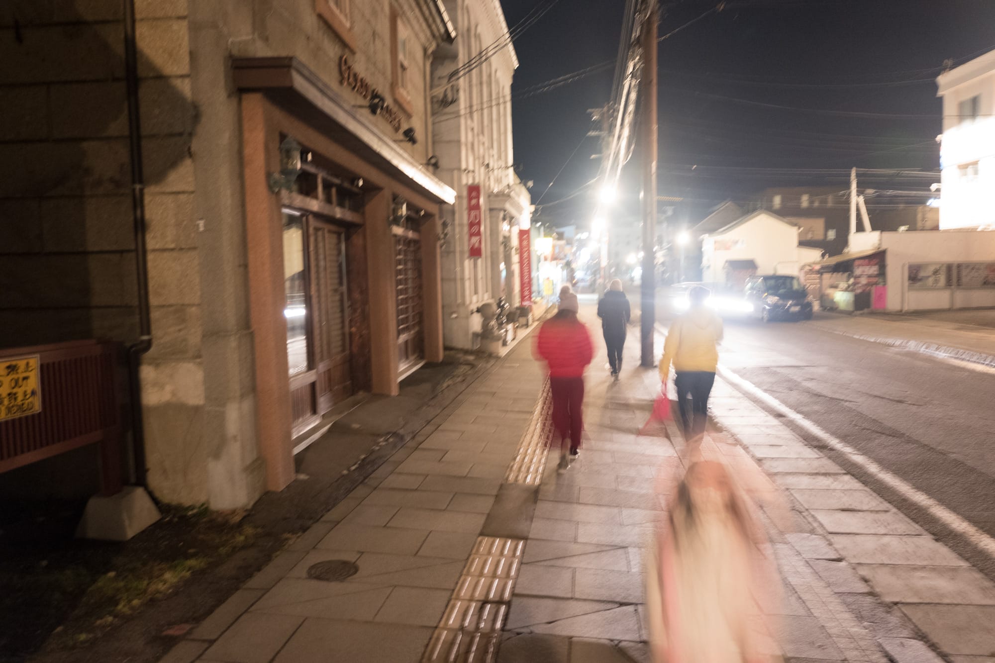 ถนนคนเดินยามค่ำคืนในฮอกไกโดระหว่างทริปขับรถ 14 วัน