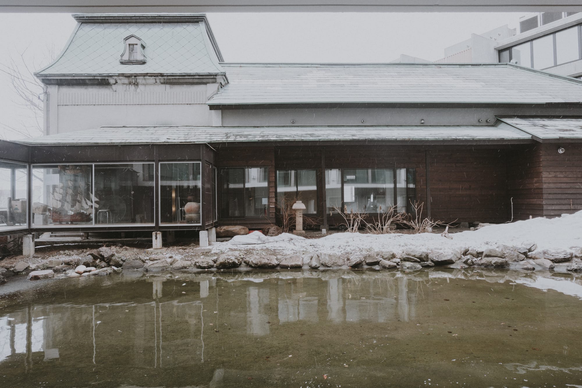 อาคารสไตล์ญี่ปุ่นมีสระน้ำด้านหน้า ฮอกไกโด