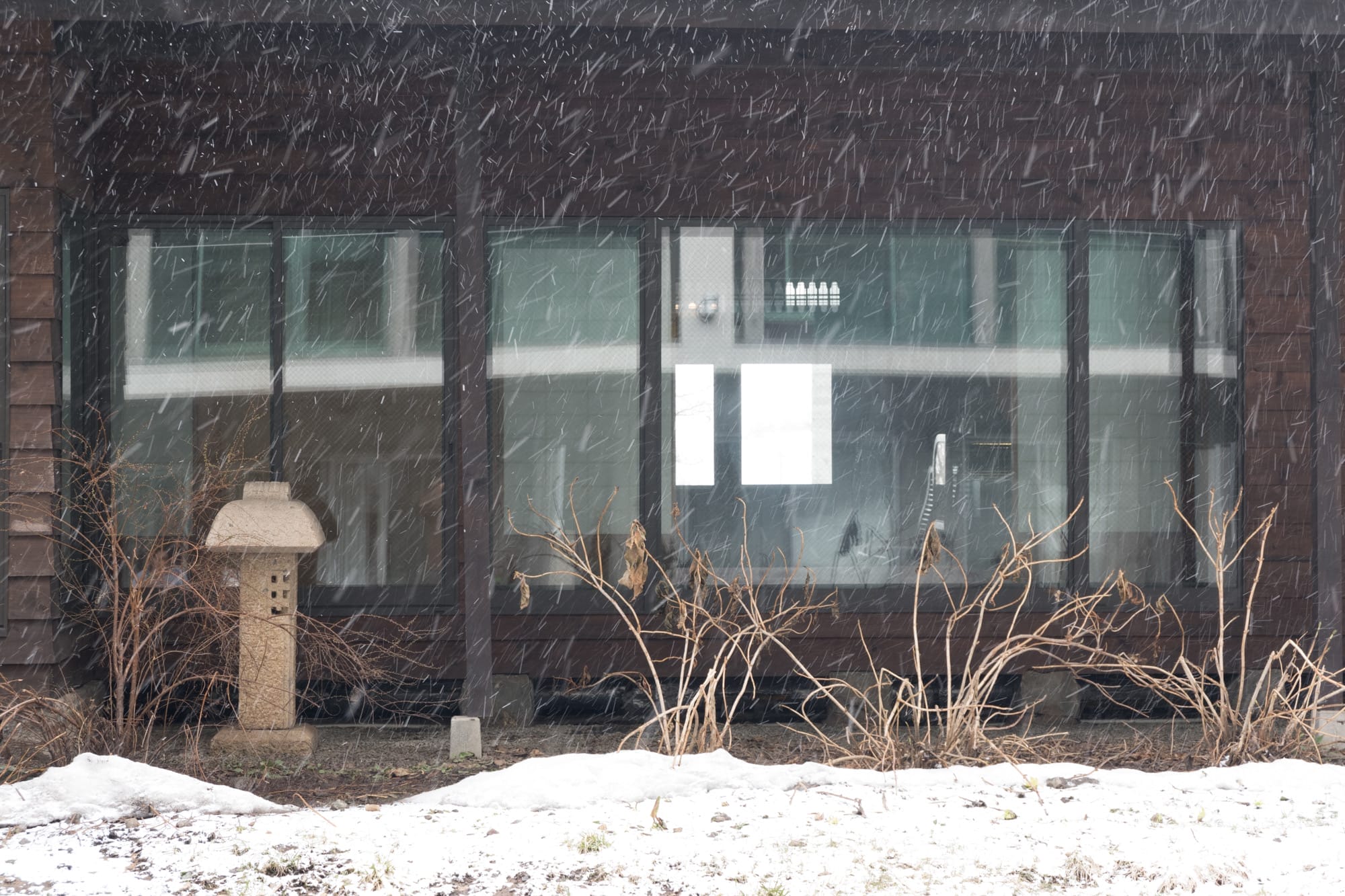 อาคารไม้หน้าต่างบานใหญ่ มีหิมะตก ทริปขับรถจากฮอกไกโดถึงโตเกียว