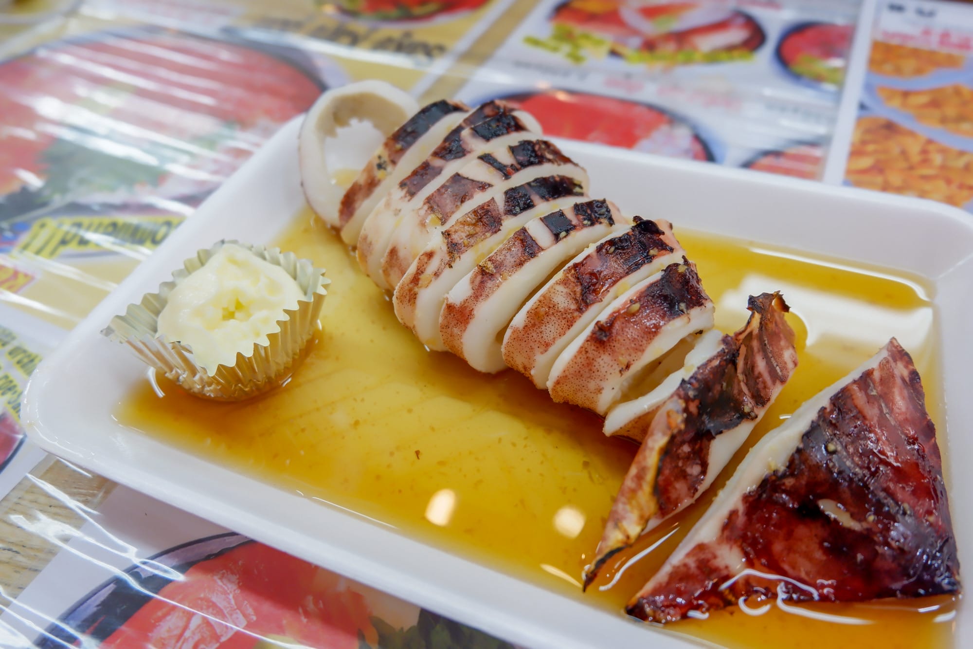 ปลาหมึกย่างราดซอส เสิร์ฟพร้อมมายองเนส ในทริปขับรถจากฮอกไกโดถึงโตเกียว