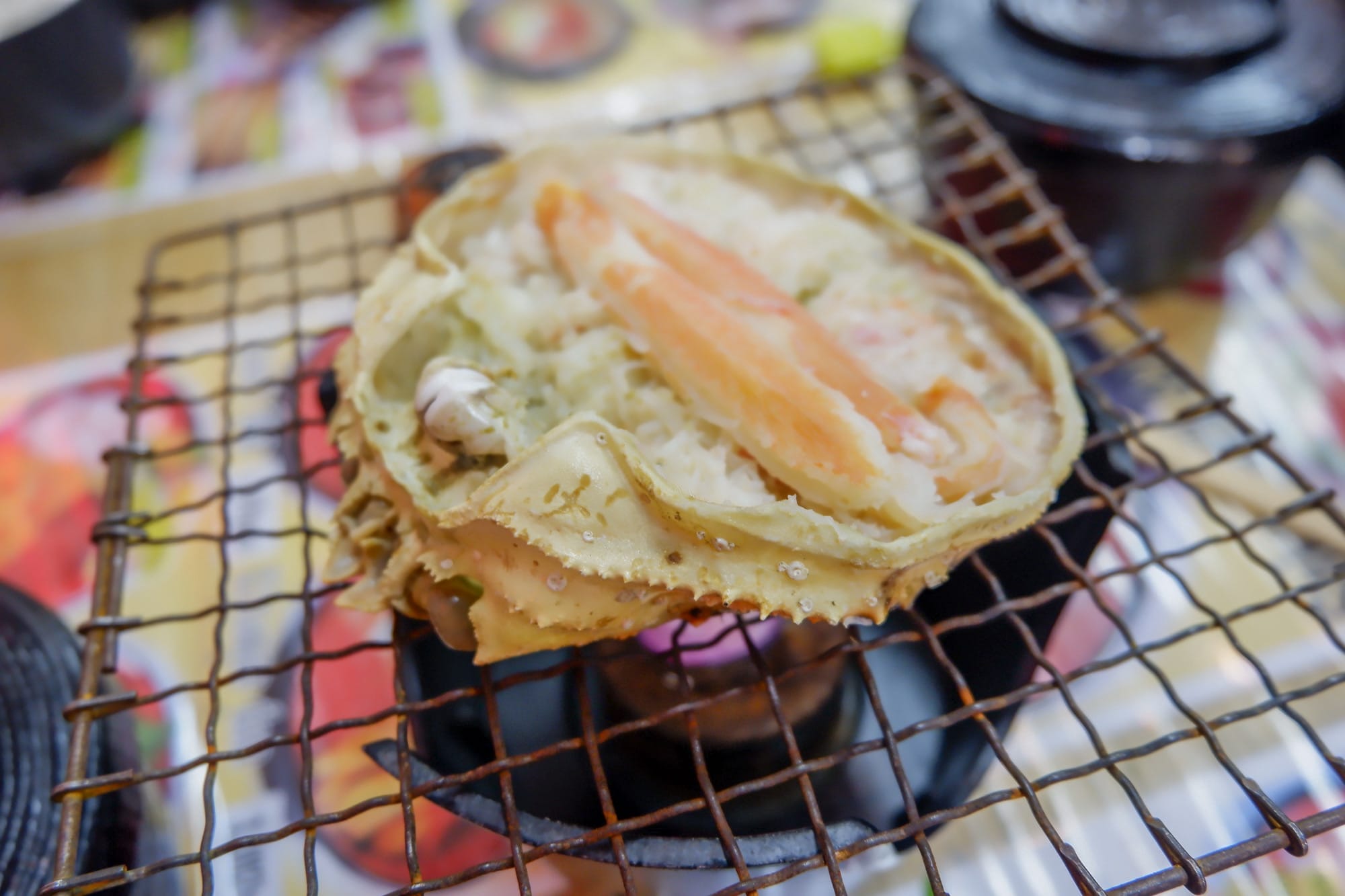 ปูย่างบนเตาในทริปขับรถจากฮอกไกโดถึงโตเกียว