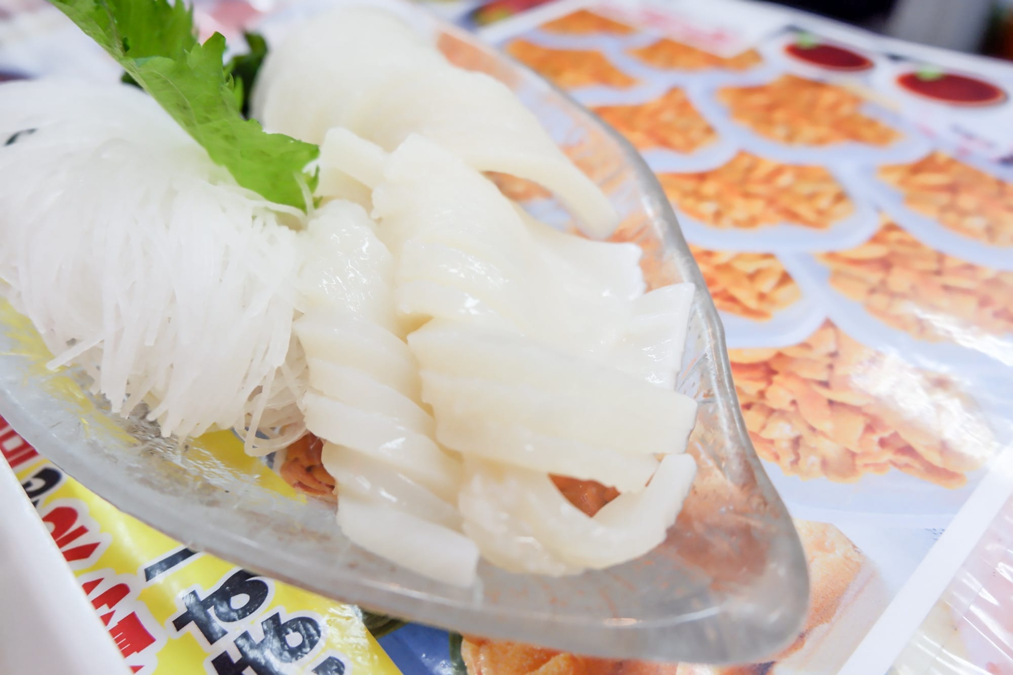 ปลาหมึกซาชิมิบนจานใส พร้อมเส้นและผัก ทริปขับรถจากฮอกไกโดถึงโตเกียว