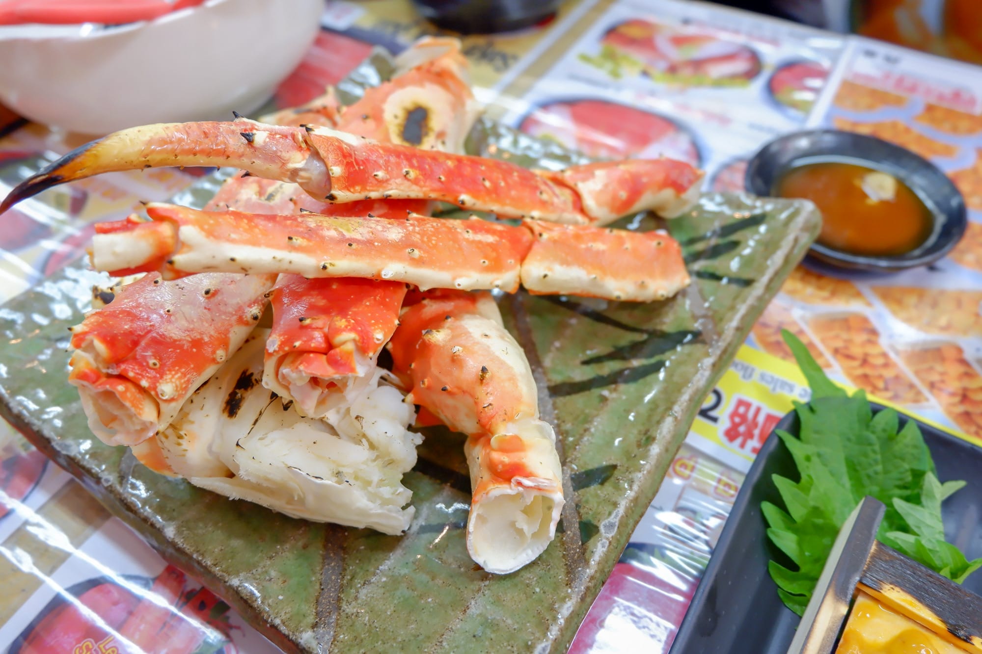 ปูอลาสก้าบนจานในทริปขับรถจากฮอกไกโดถึงโตเกียว