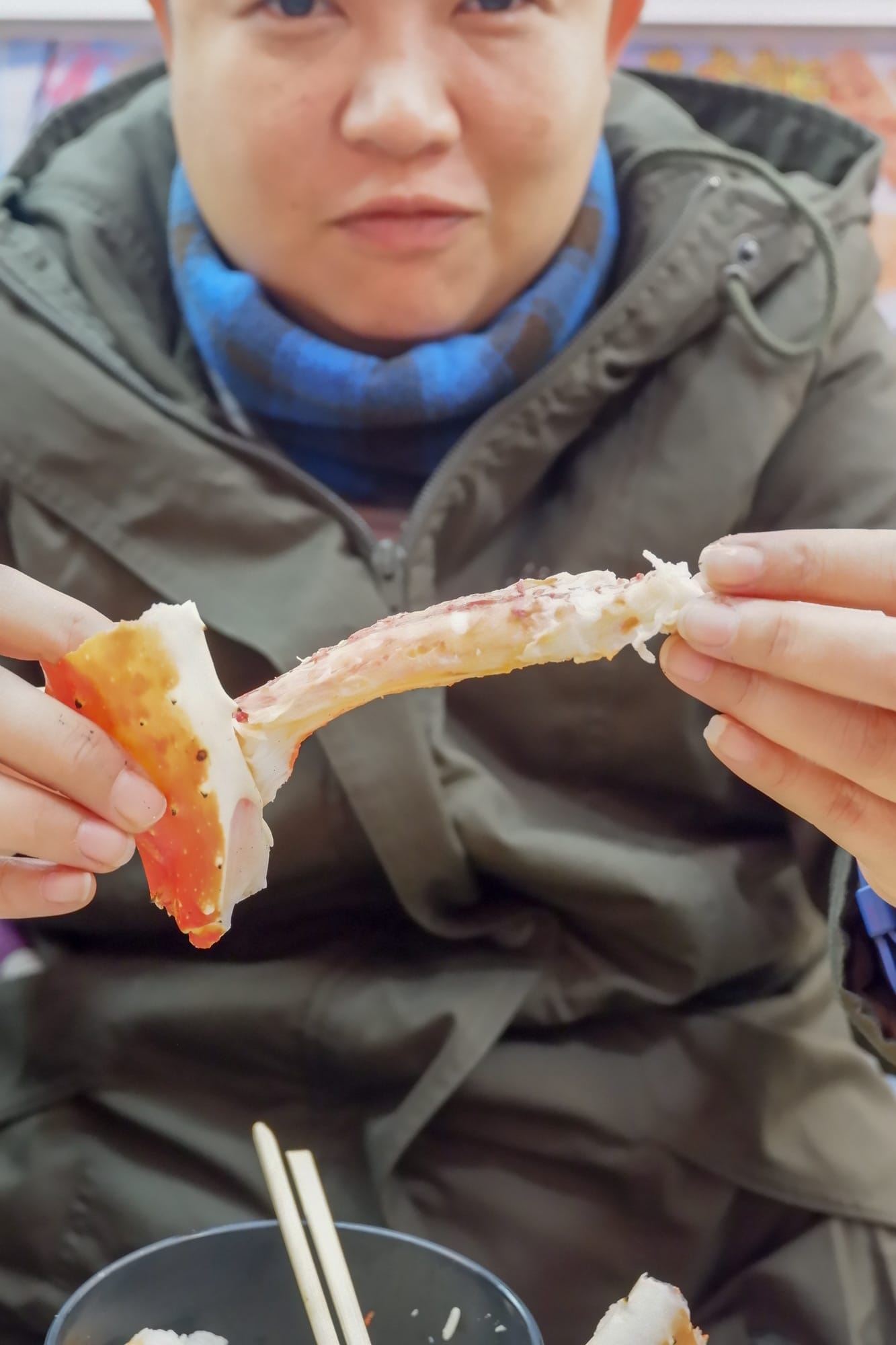 ชายกำลังกินขาปูอลาสก้าในทริปขับรถจากฮอกไกโดถึงโตเกียว