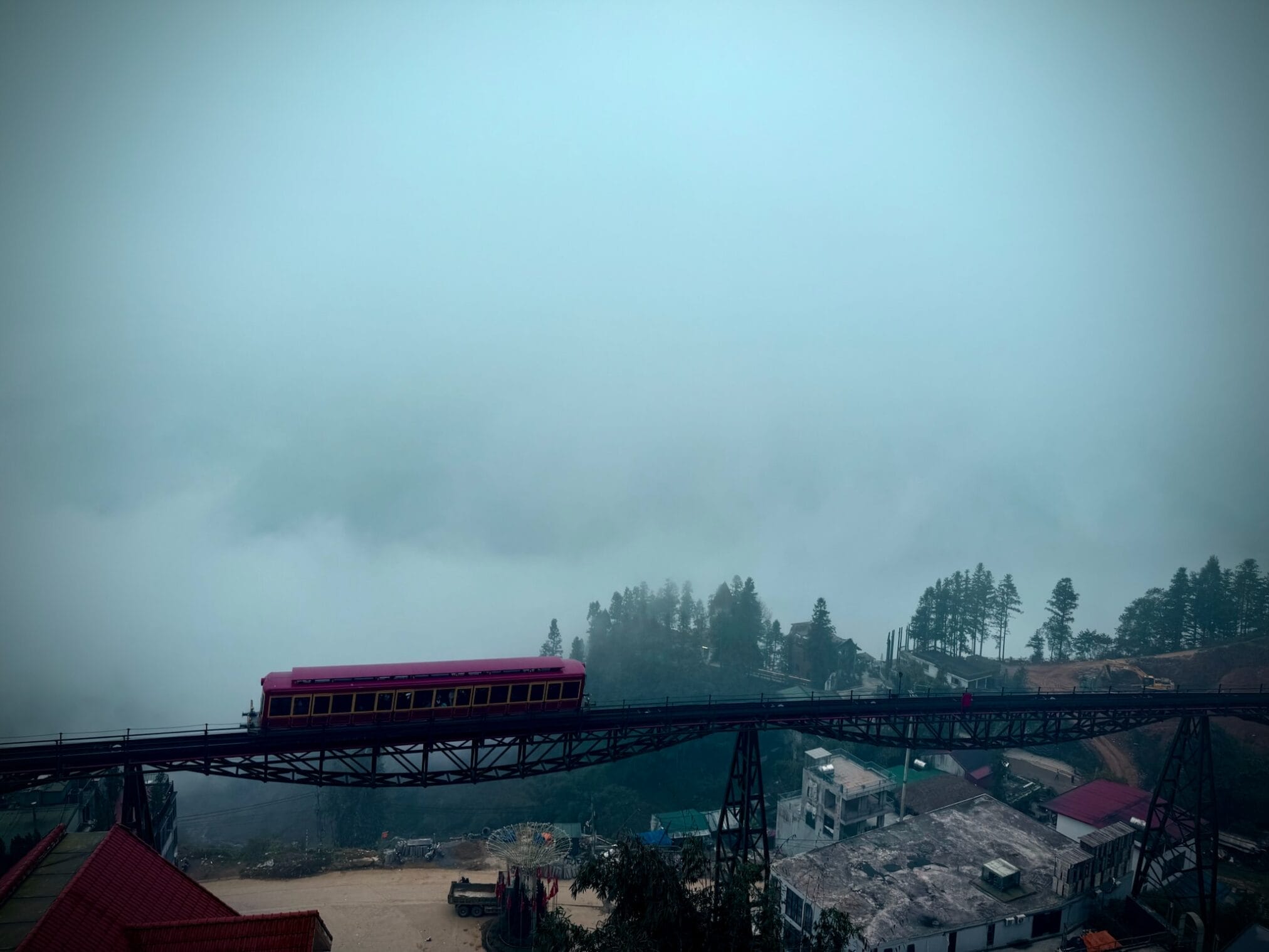 รถไฟสีแดงวิ่งบนสะพานในสายหมอกที่ซาปา