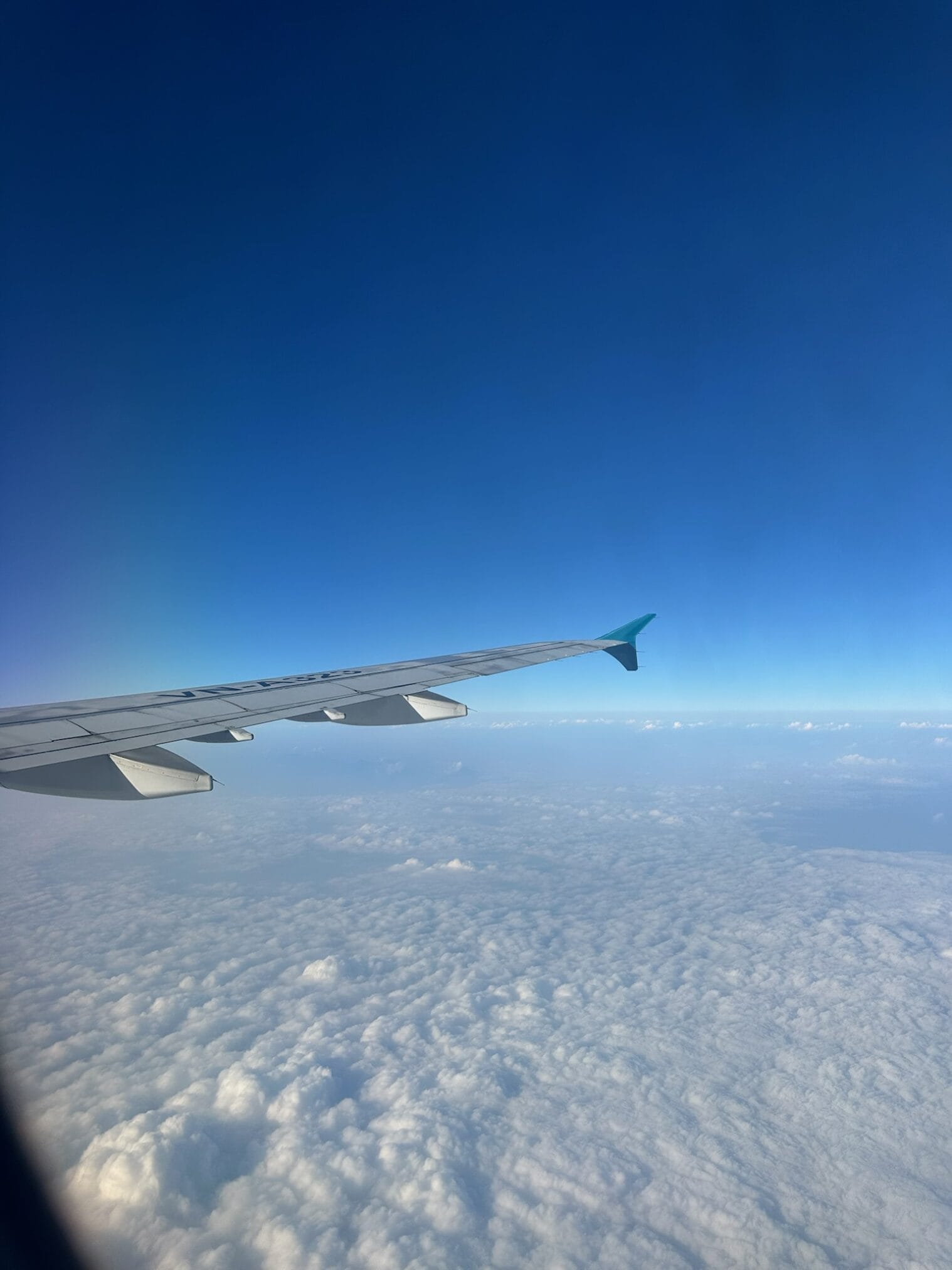 ปีกเครื่องบินเหนือเมฆสีขาวในท้องฟ้าสีคราม ฮานอย – ตามด๋าว EP1