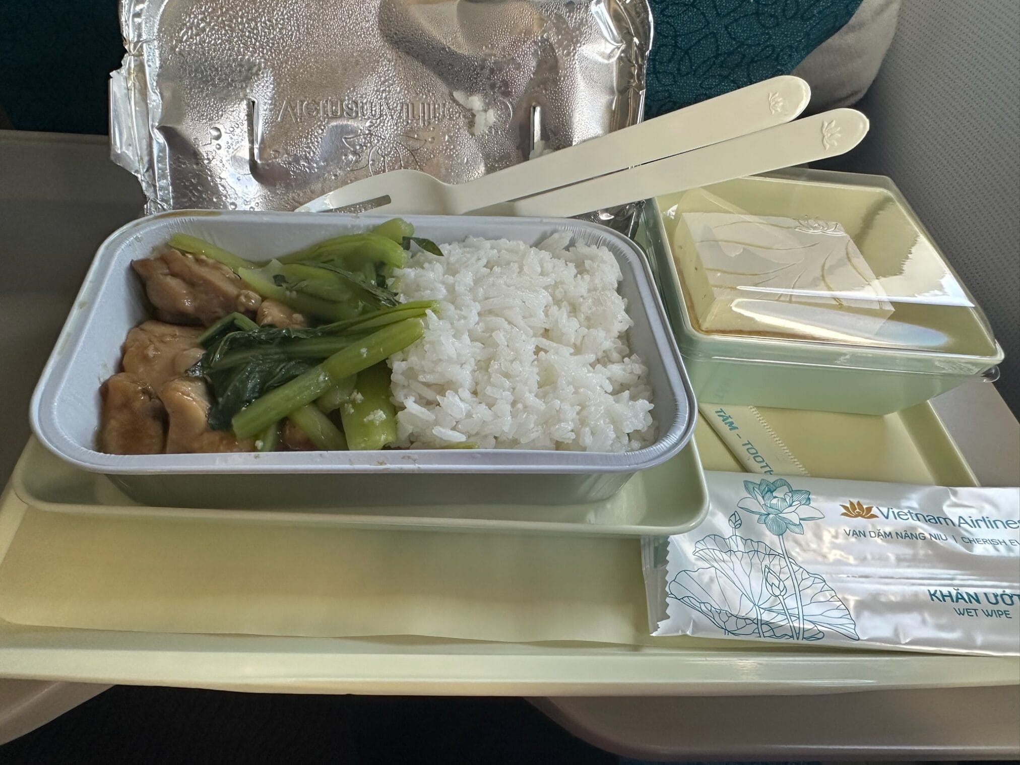 อาหารบนเครื่องบิน Vietnam Airlines: ข้าว, ผัก, ไก่ และขนมหวาน