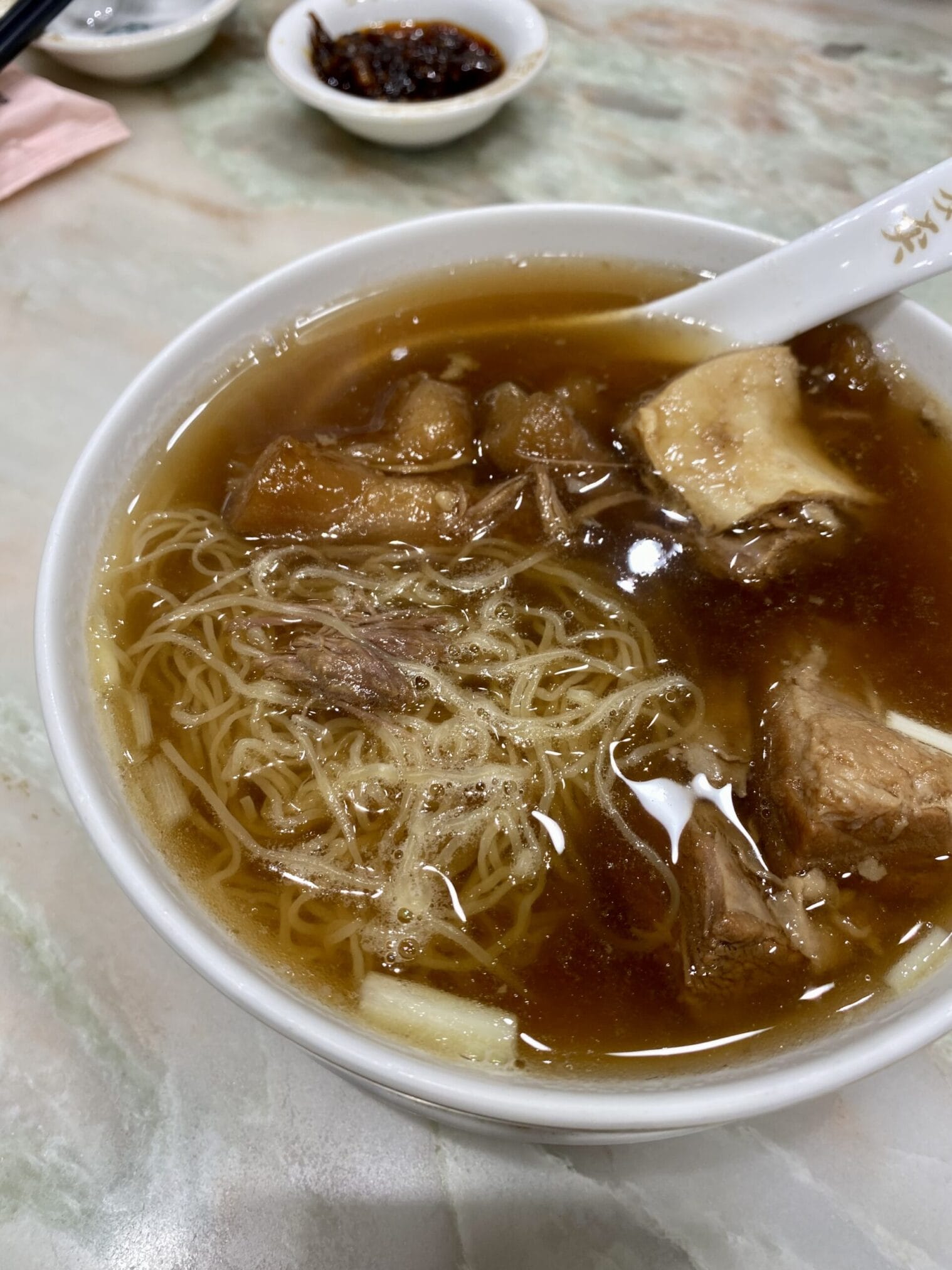 ก๋วยเตี๋ยวหมูตุ๋นฮ่องกงในชามสีขาว พร้อมเครื่องเคียง เที่ยวฮ่องกง 5 วัน 4 คืน