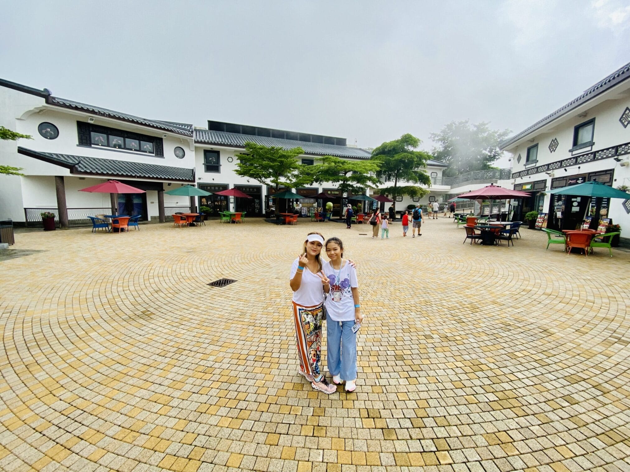 ลานกว้างกลางหมู่บ้านสไตล์จีน Chinese-style village courtyard