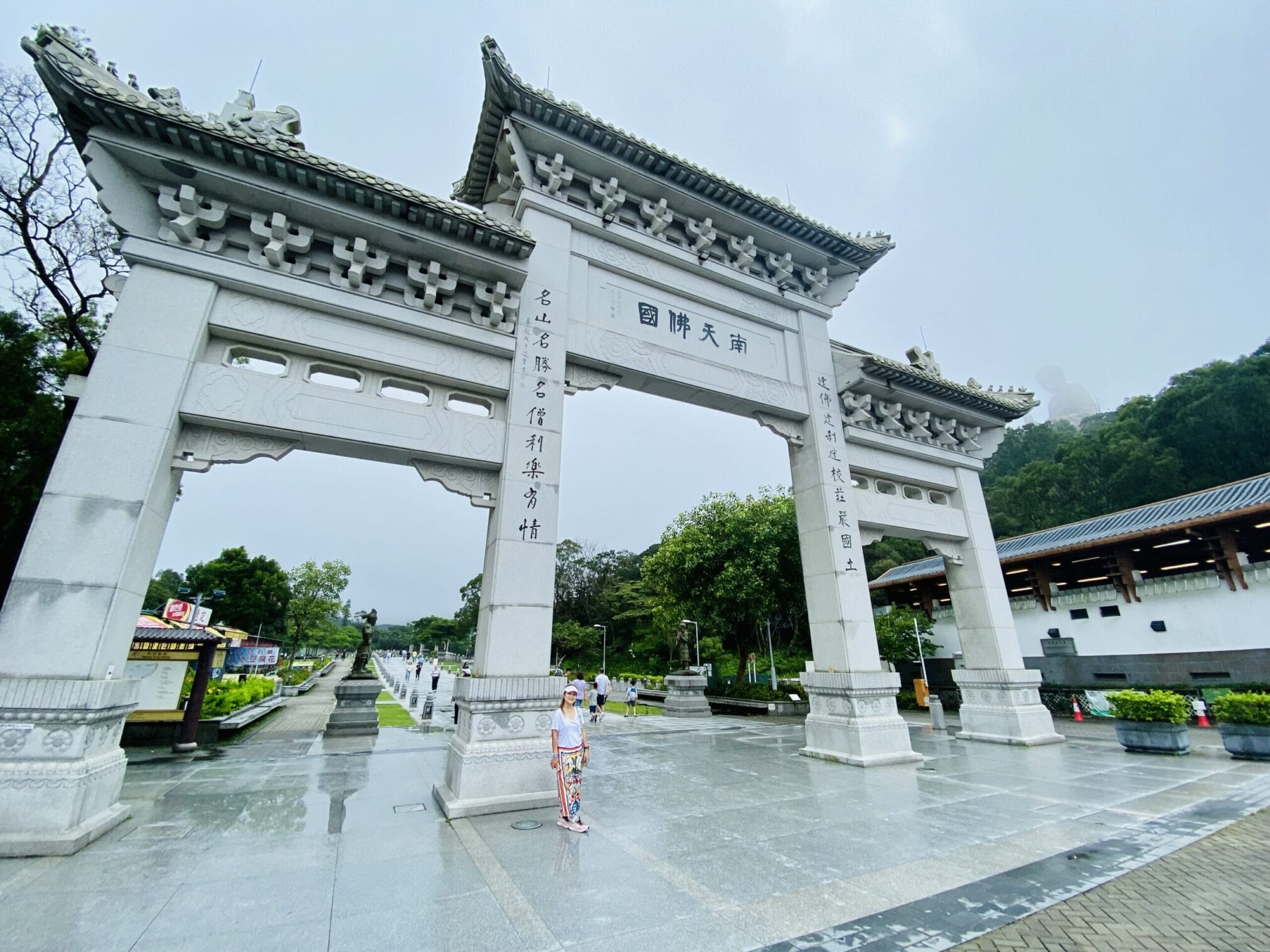 ซุ้มประตูทางเข้าวัดโปหลิน Po Lin Monastery entrance gate