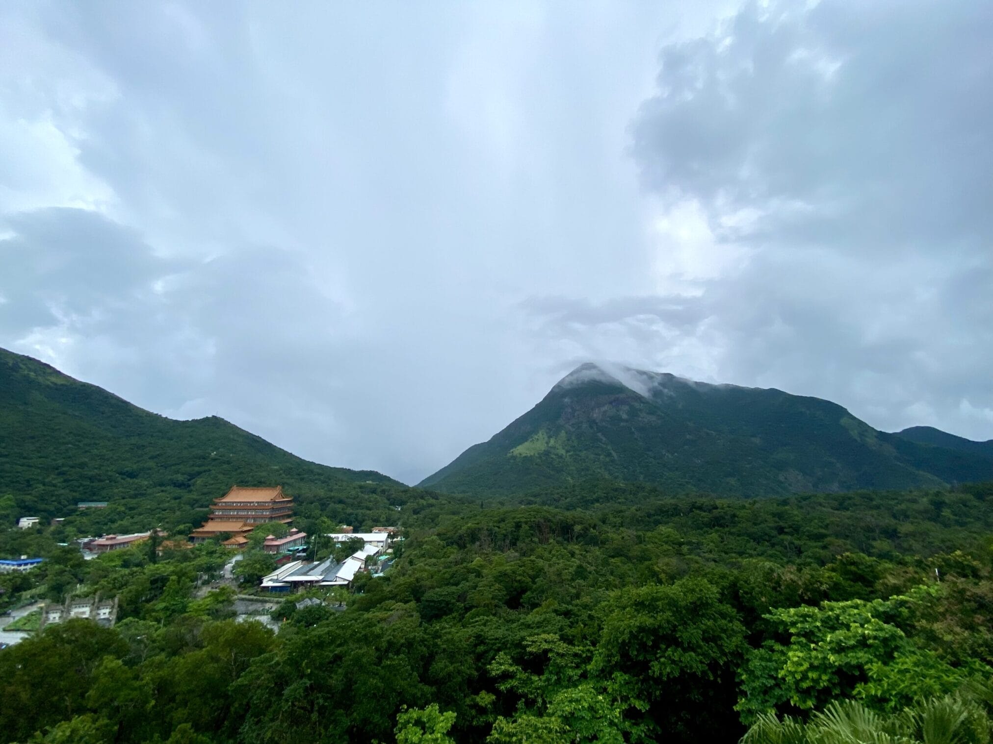วิวภูเขาและวัดโปหลิน Hong Kong mountain view with Po Lin Monastery