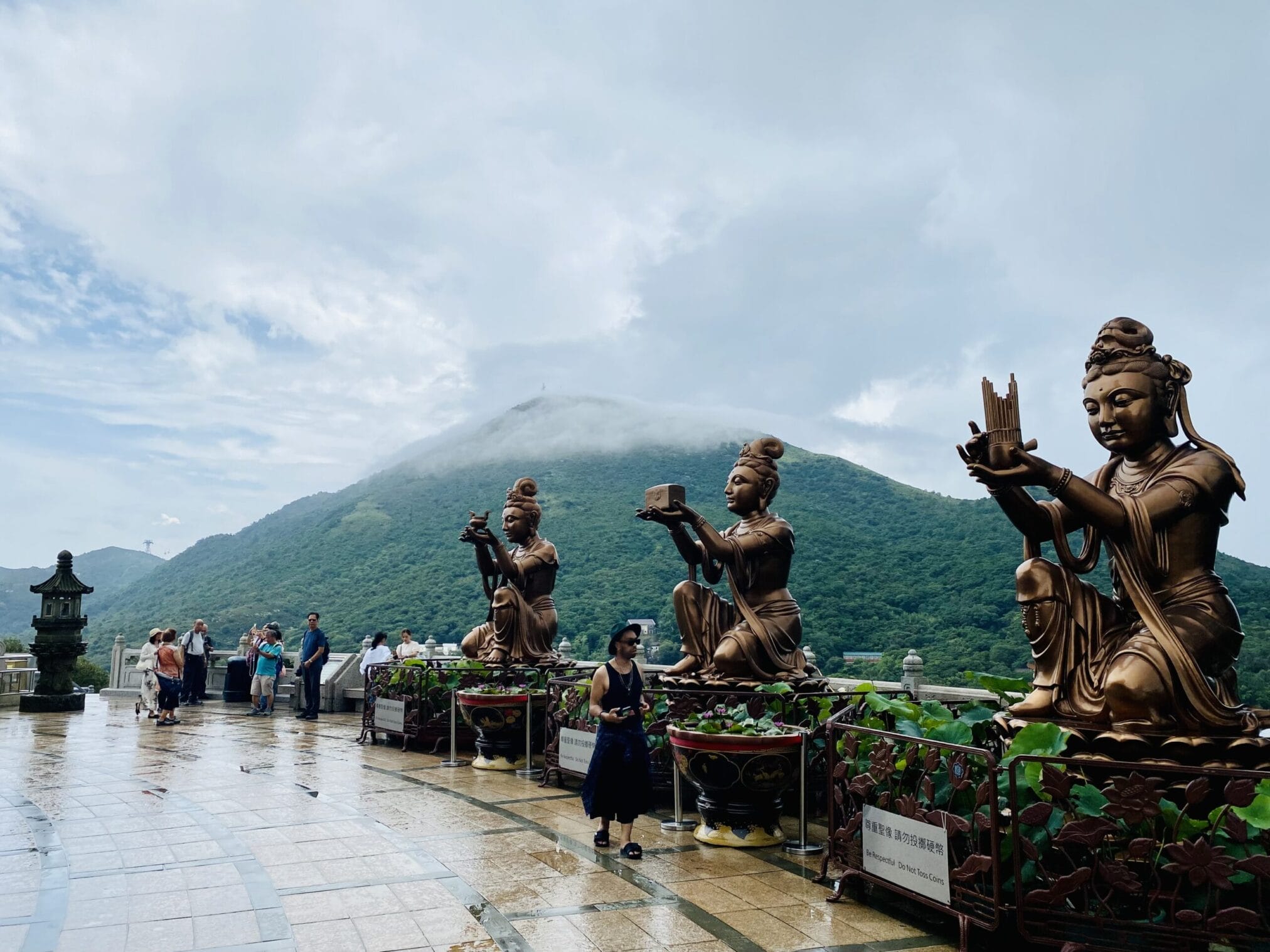 รูปปั้นทองแดงที่วัดโปหลิน Hong Kong Po Lin Monastery bronze statues