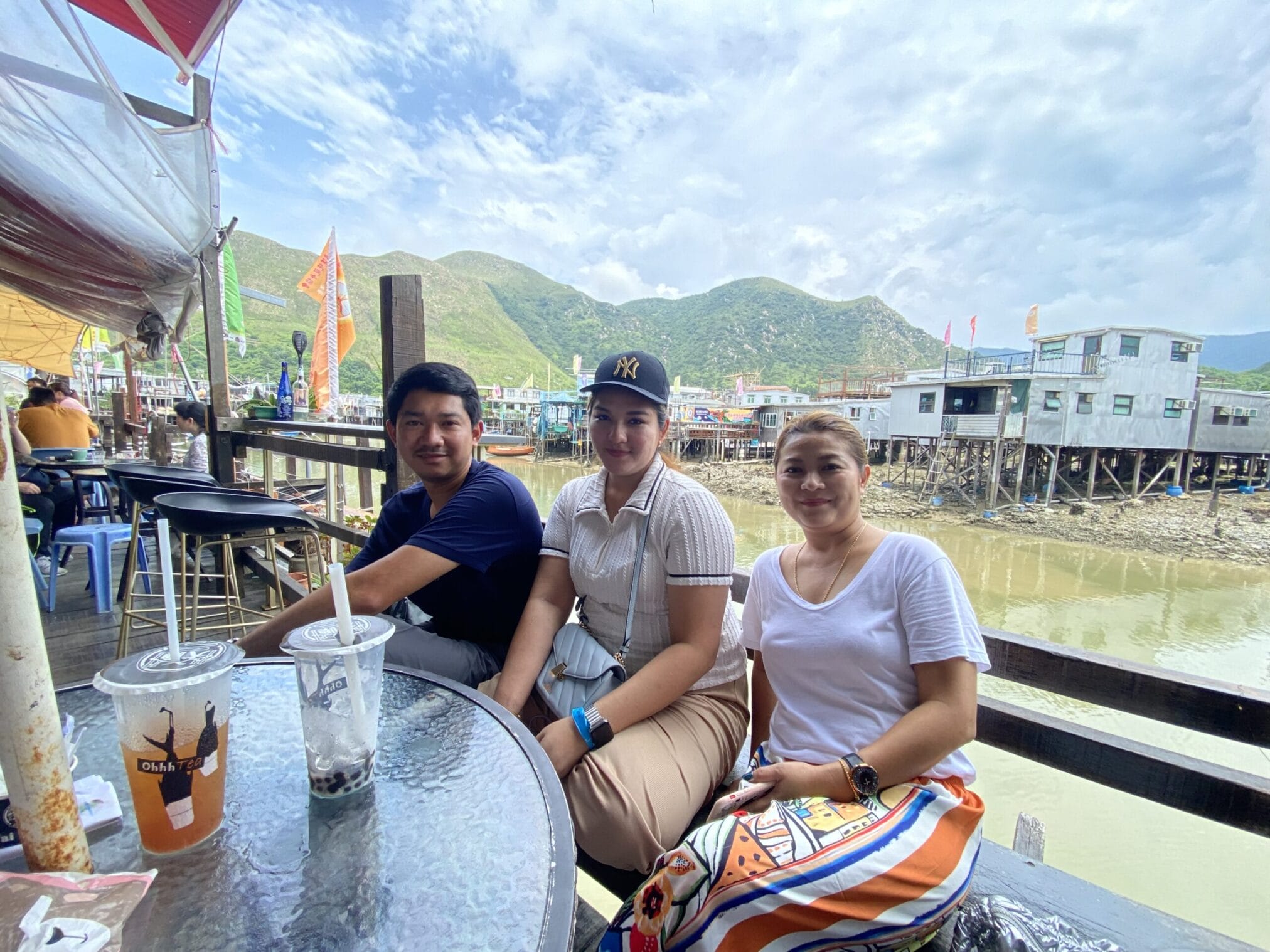 คนสามคนนั่งที่ร้านอาหารริมน้ำในฮ่องกง กิน เที่ยว ไหว้พระ ฮ่องกง 5 วัน 4 คืน