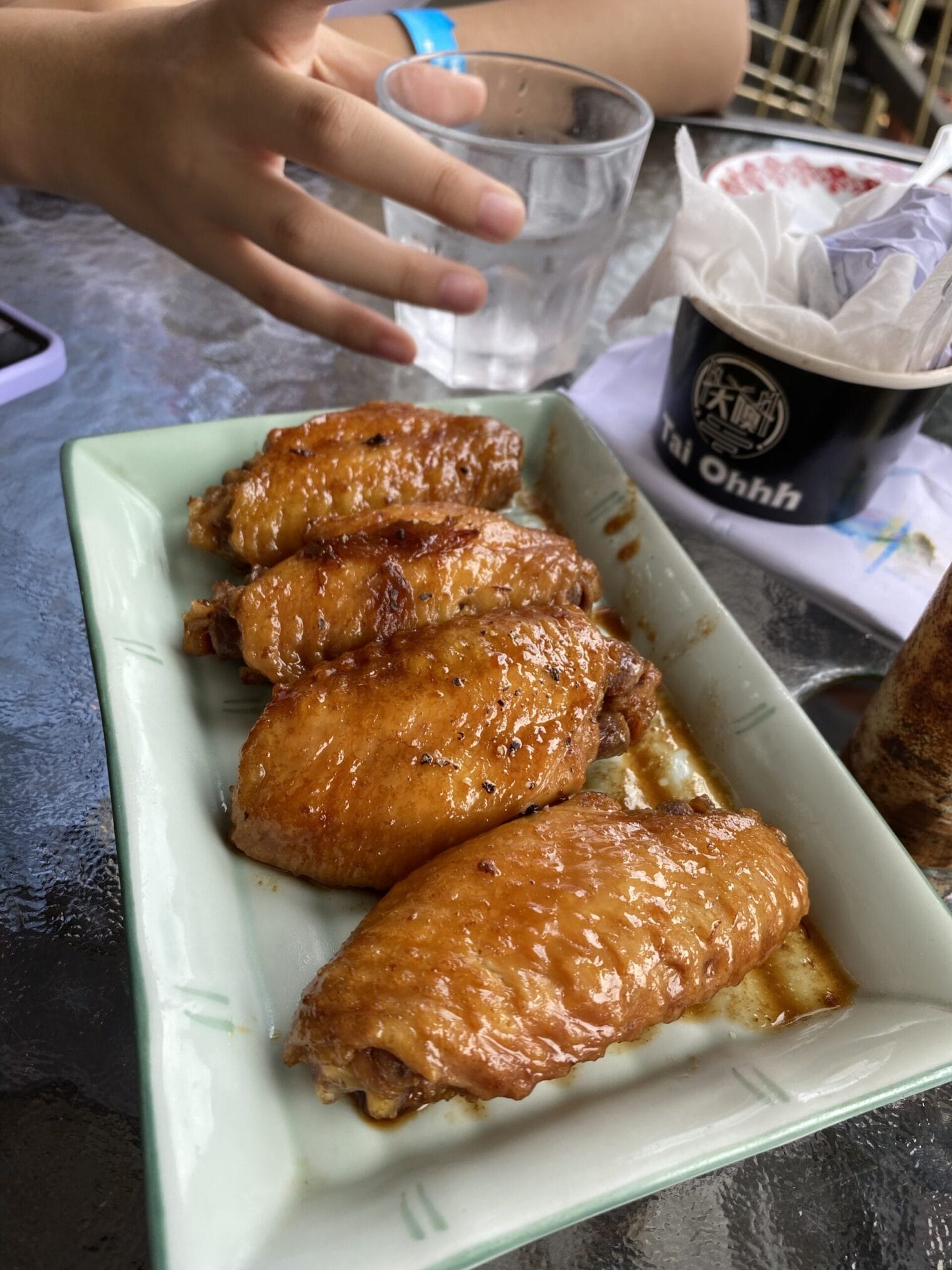 ไก่ทอดเคลือบซอสบนจานสีเขียวอ่อน กิน เที่ยว ฮ่องกง