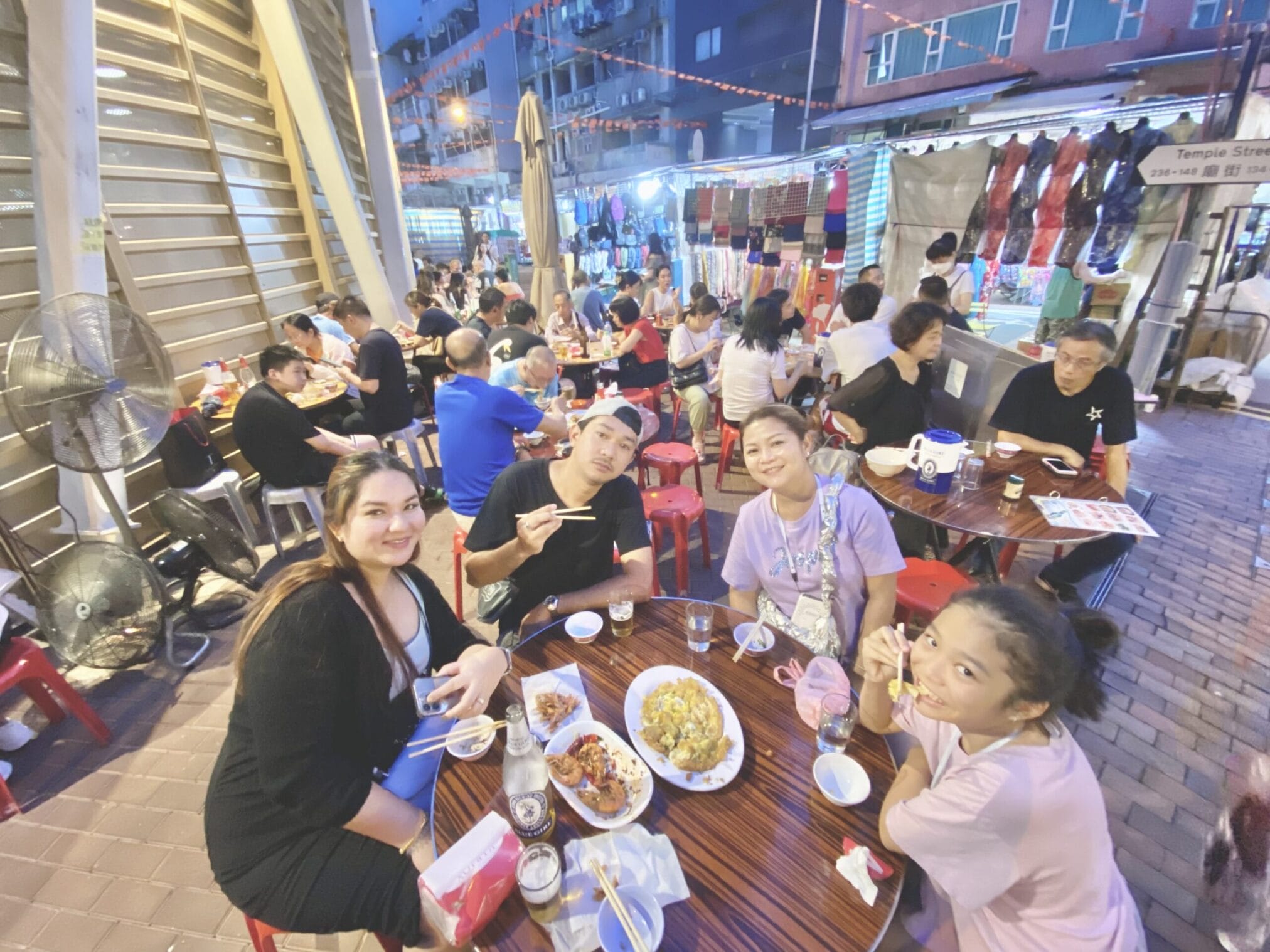กลุ่มคนทานอาหารที่ Temple Street, ฮ่องกง ในทริป กิน เที่ยว ไหว้พระ ฮ่องกง 5 วัน 4 คืน