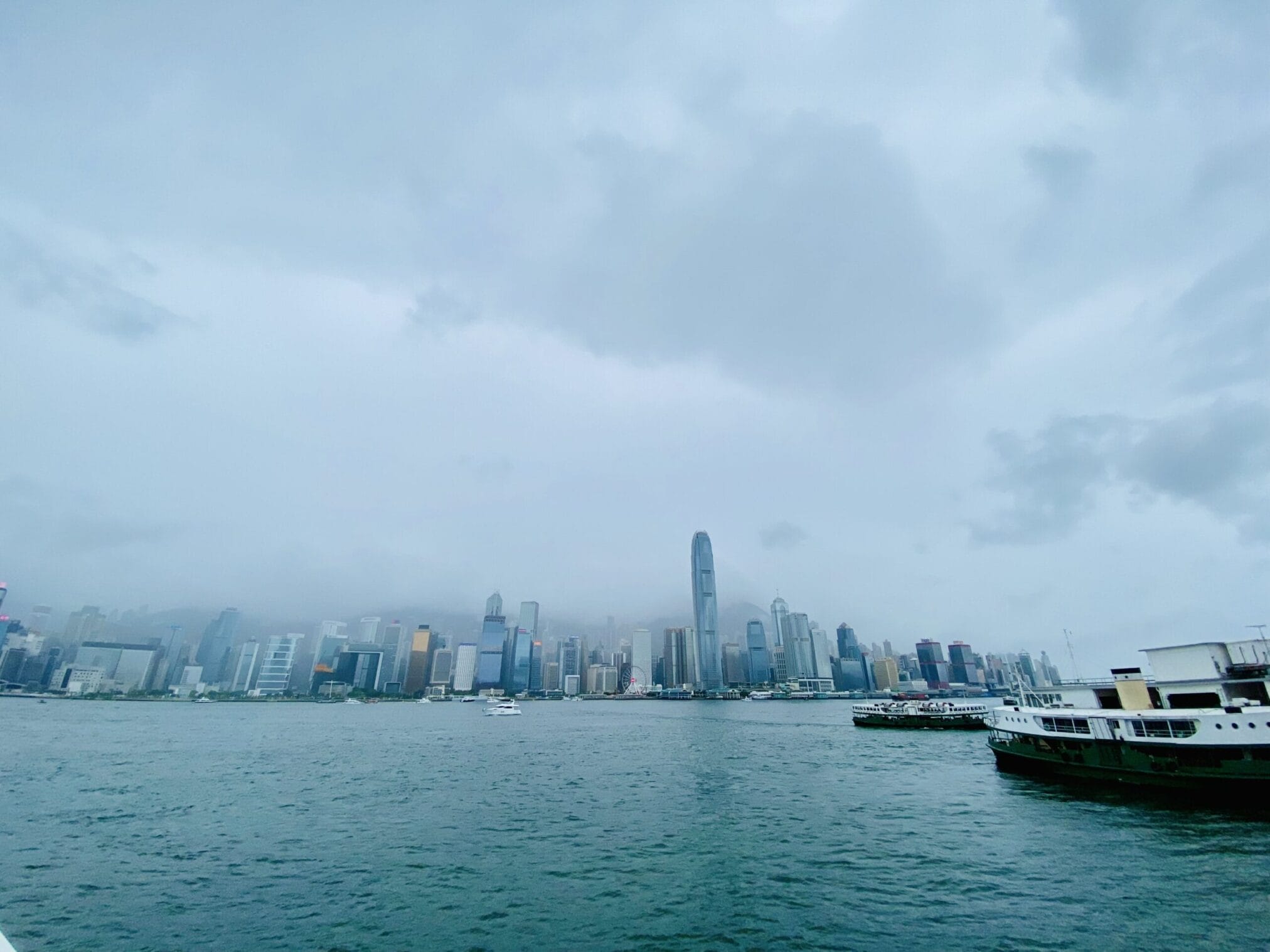 ฮ่องกงในวันที่ฟ้าครึ้ม มองจากฝั่งน้ำ เห็นตึกสูงระฟ้า