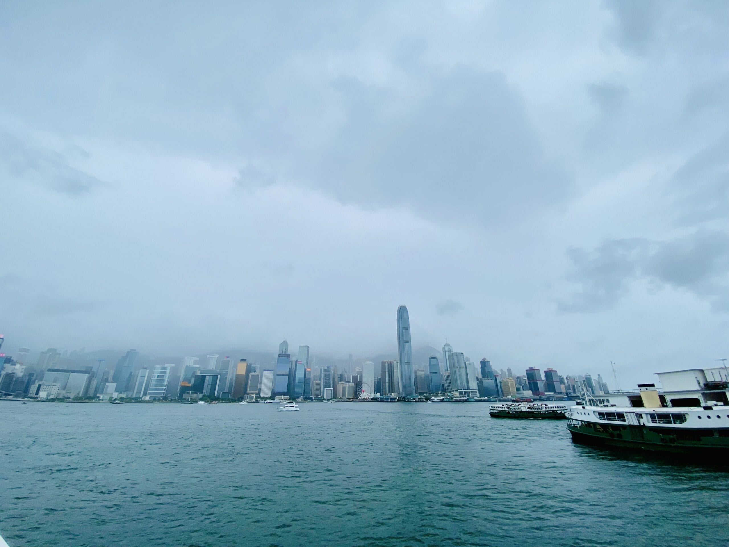 ฮ่องกงในวันที่ฟ้าครึ้ม มองจากฝั่งน้ำ เห็นตึกสูงระฟ้า