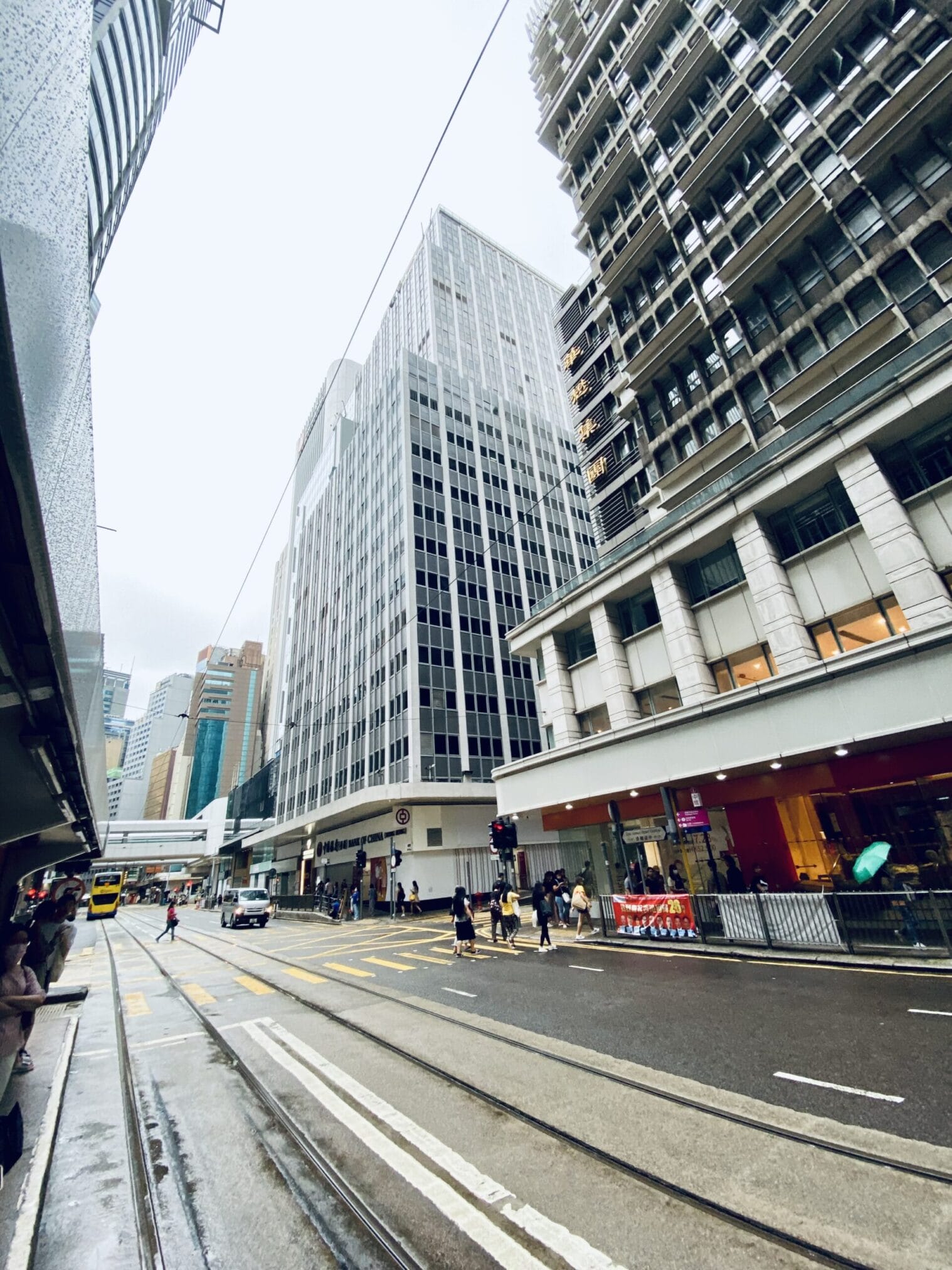 ถนนในเมืองฮ่องกง ผู้คนเดินข้ามถนน Hong Kong city street pedestrian crossing