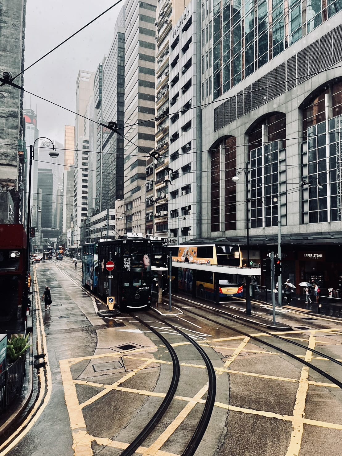 ถนนในเมืองฮ่องกง รถรางและรถเมล์สองชั้น Hong Kong city street with tram and double-decker bus
