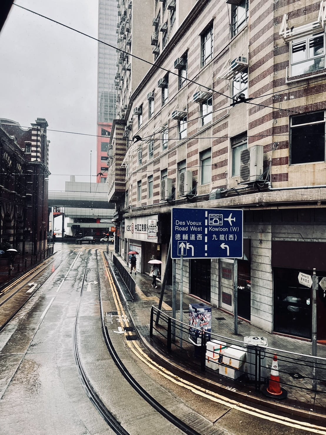 ถนนเปียกฝนในฮ่องกง Hong Kong rainy street