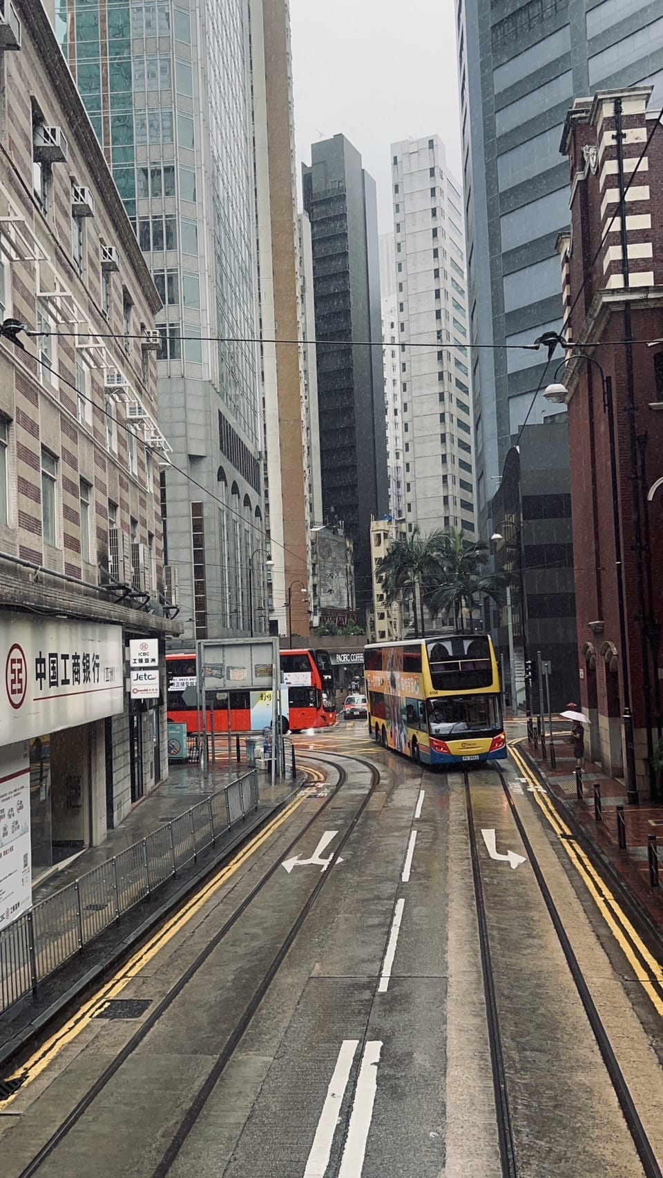 รถเมล์สองชั้นบนถนนเปียกฝน ฮ่องกง Double-decker buses on rainy street Hong Kong
