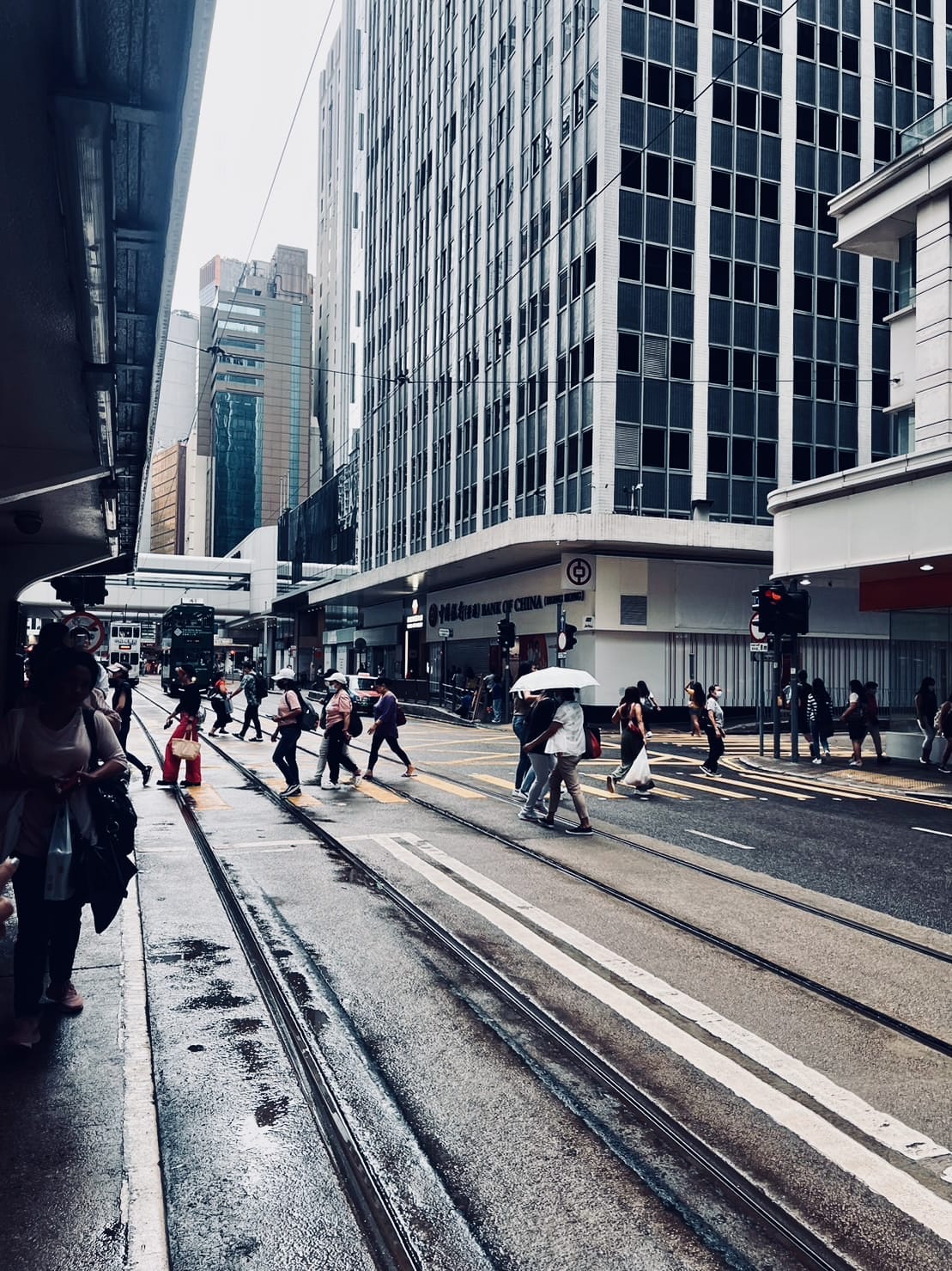 คนข้ามถนนวันฝนตก ฮ่องกง Rainy day crossing Hong Kong