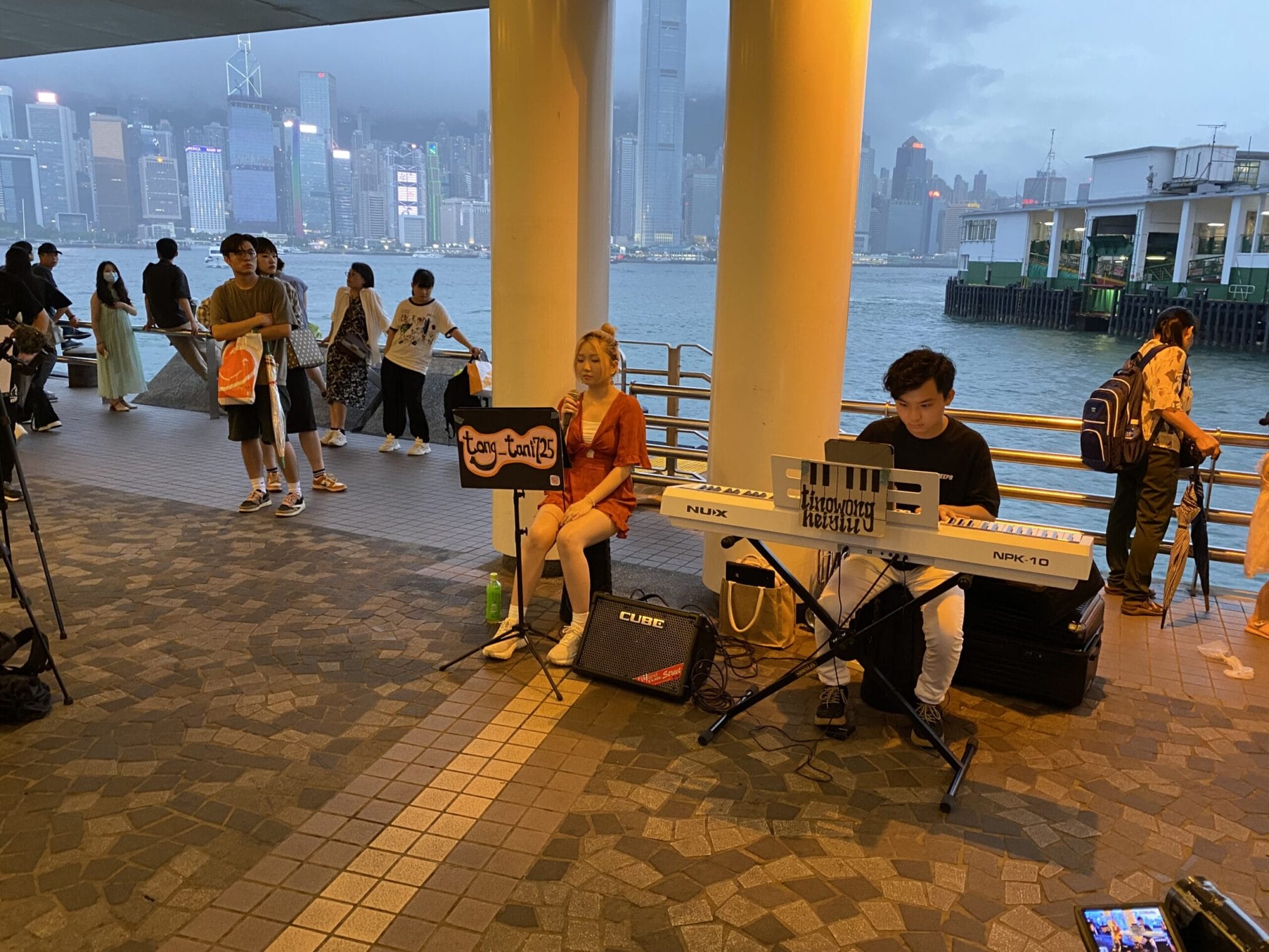 เล่นดนตรีริมอ่าวฮ่องกง Busking at Hong Kong harbour