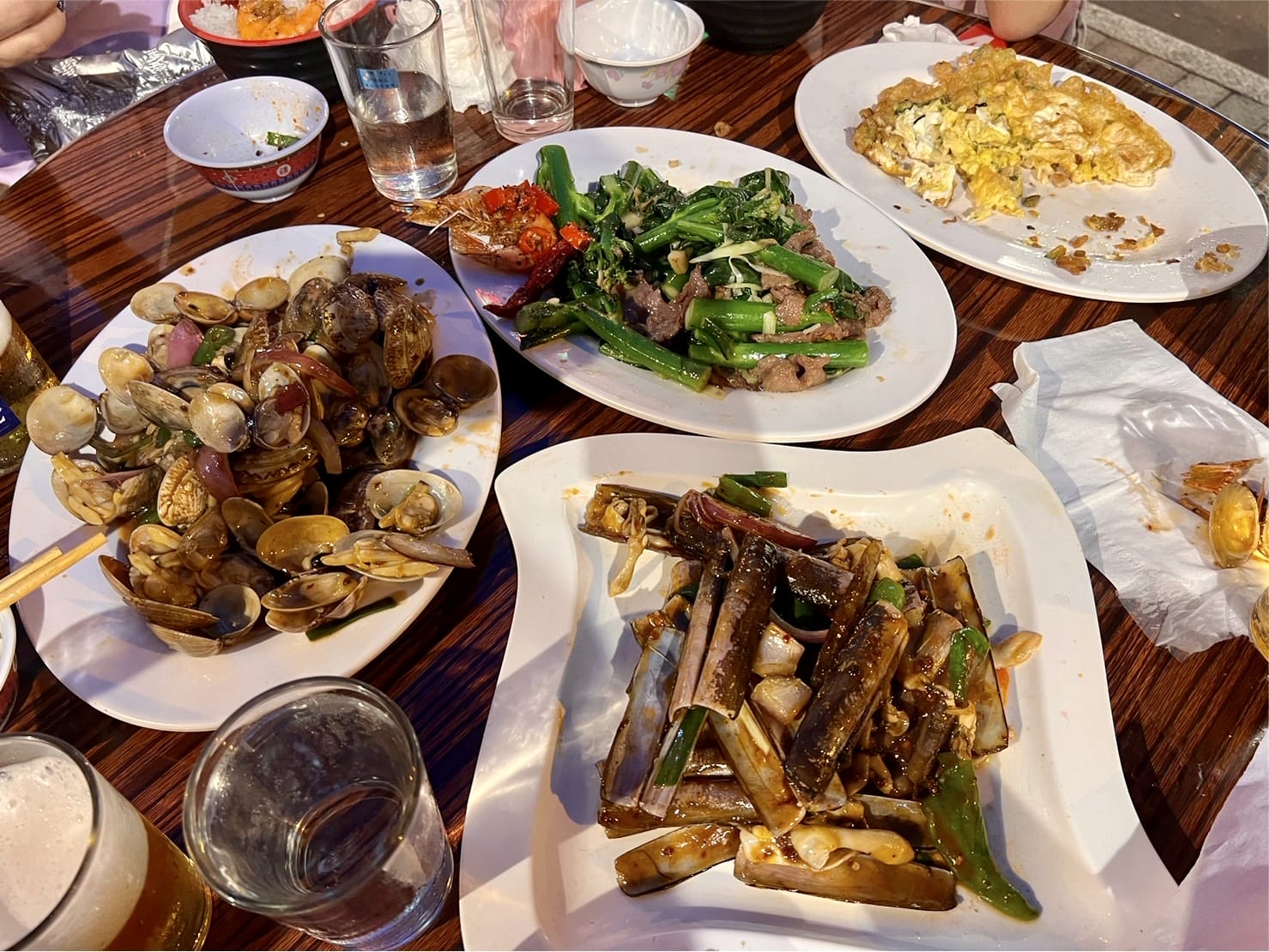 อาหารทะเลฮ่องกงหลากหลาย ทั้งหอยลาย, ผักบุ้งผัดเนื้อ, หอยหลอด และไข่เจียว ในทริปกินเที่ยวไหว้พระฮ่องกง