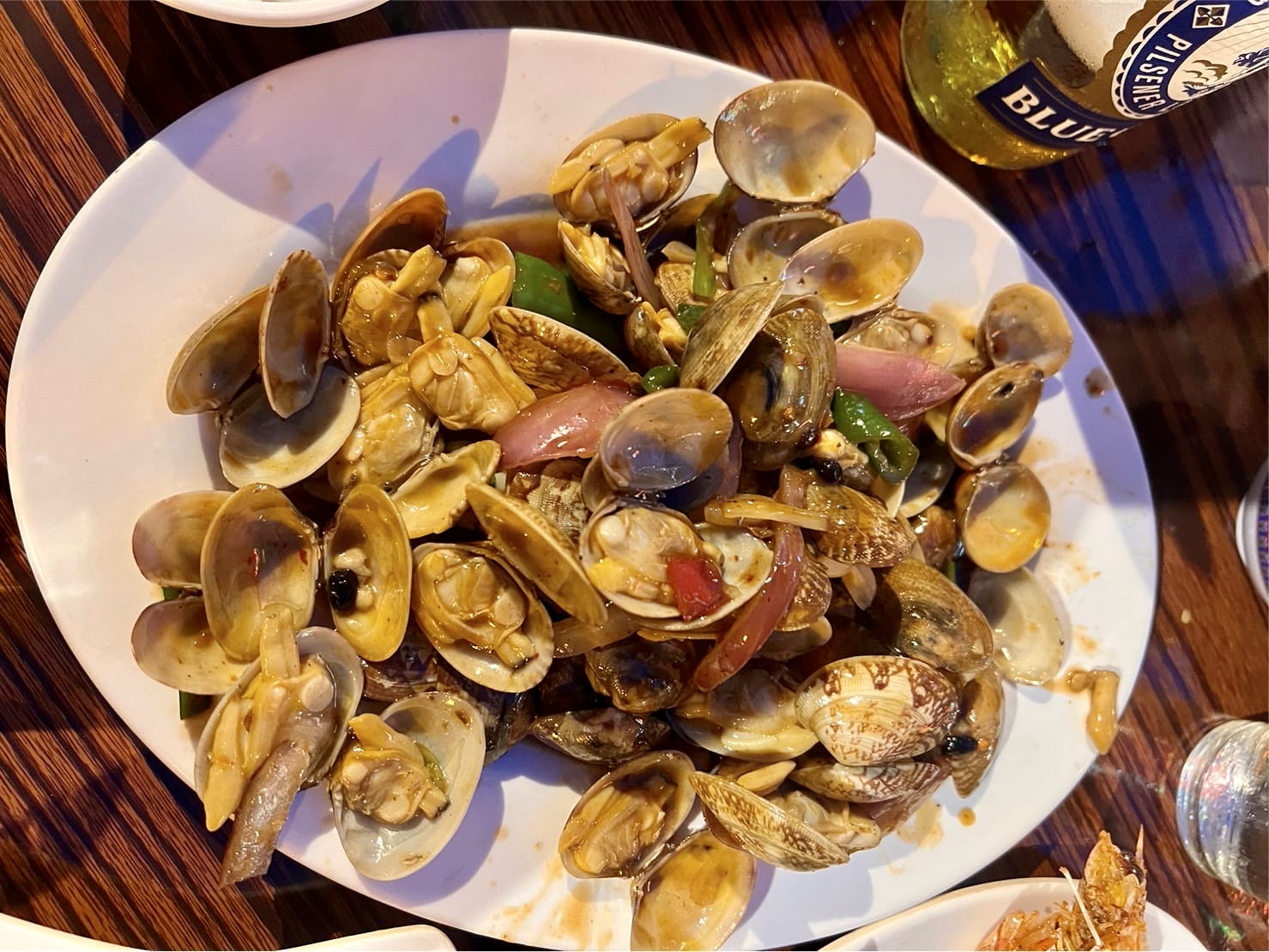 หอยลายผัดพริกหวาน Stir-fried clams with bell peppers