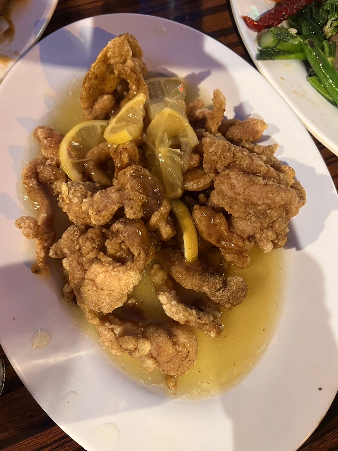 ไก่ทอดราดซอสเลมอนรสเปรี้ยวอมหวานบนจานขาว