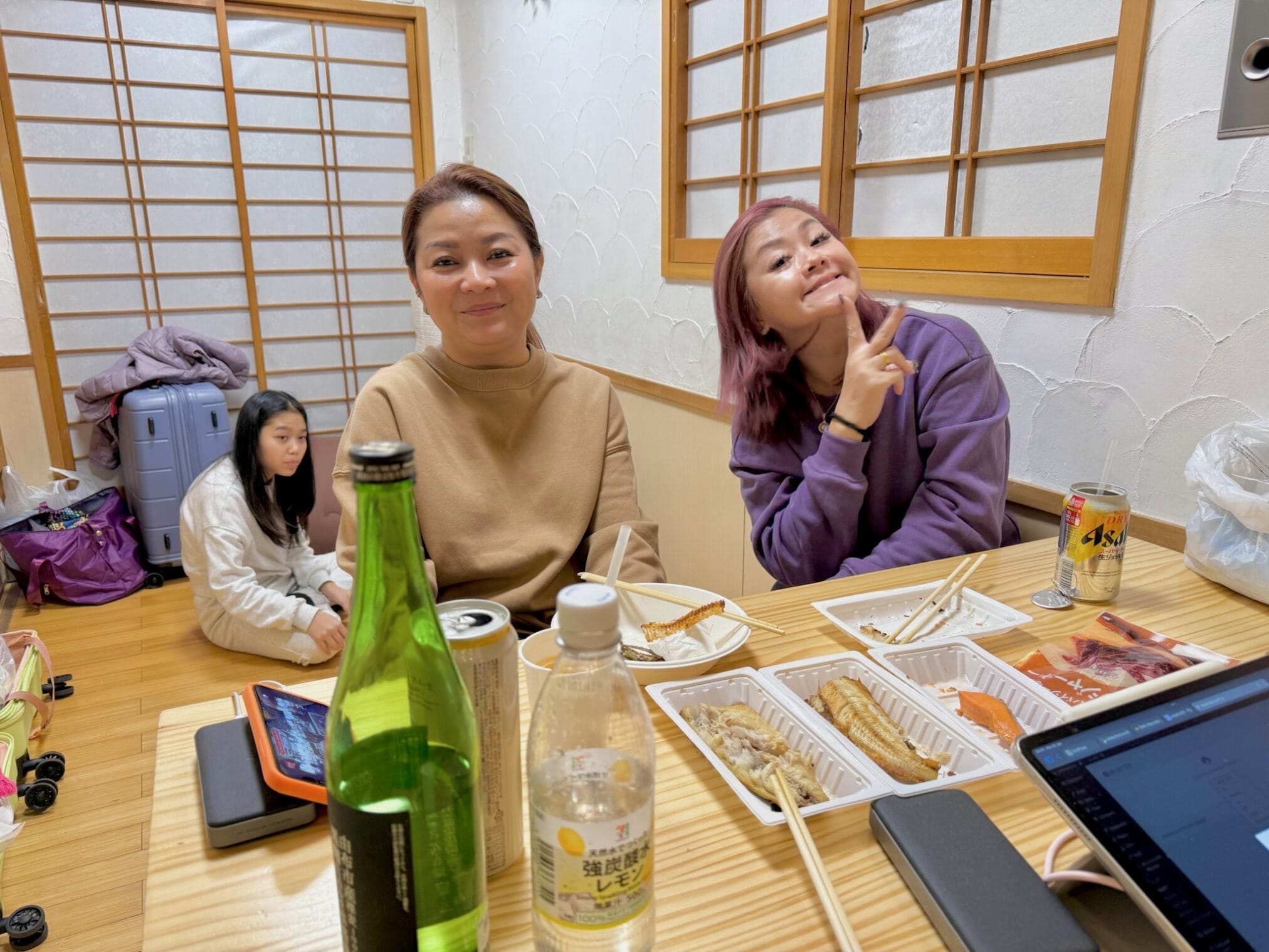 ผู้หญิงสามคนกำลังทานอาหารญี่ปุ่นที่บ้านระหว่างทริป Road Trip คิวชู