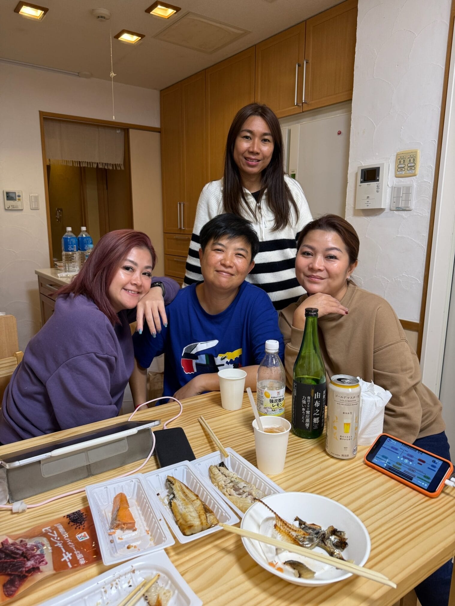 สี่สาวสังสรรค์ที่บ้านในฟุกุโอกะระหว่างทริปขับรถเที่ยวคิวชู ดื่มสาเกและทานอาหารญี่ปุ่น